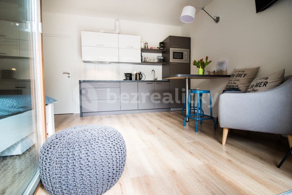 Pronájem bytu  35 m², Mojmírova, Praha, Praha
