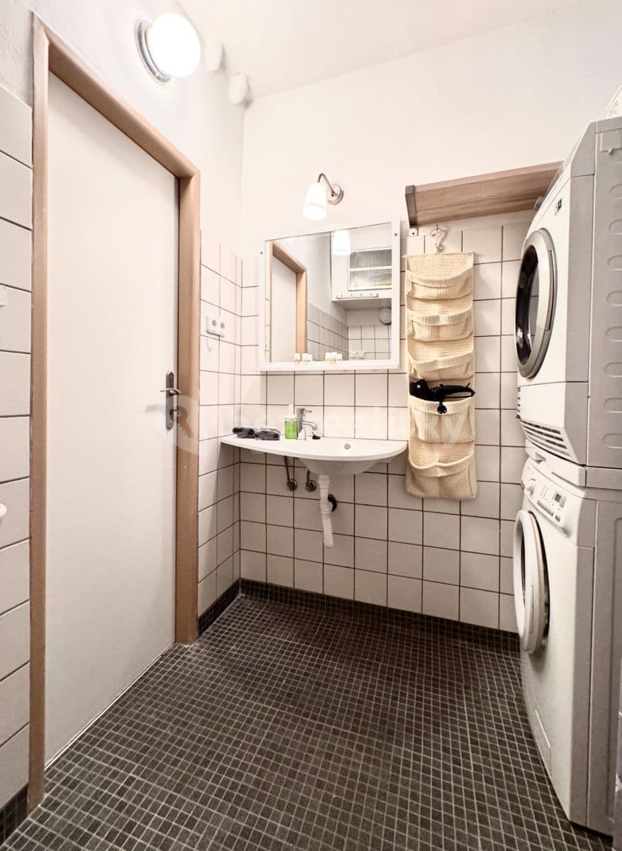 Pronájem bytu  35 m², Na Okraji, Praha, Praha