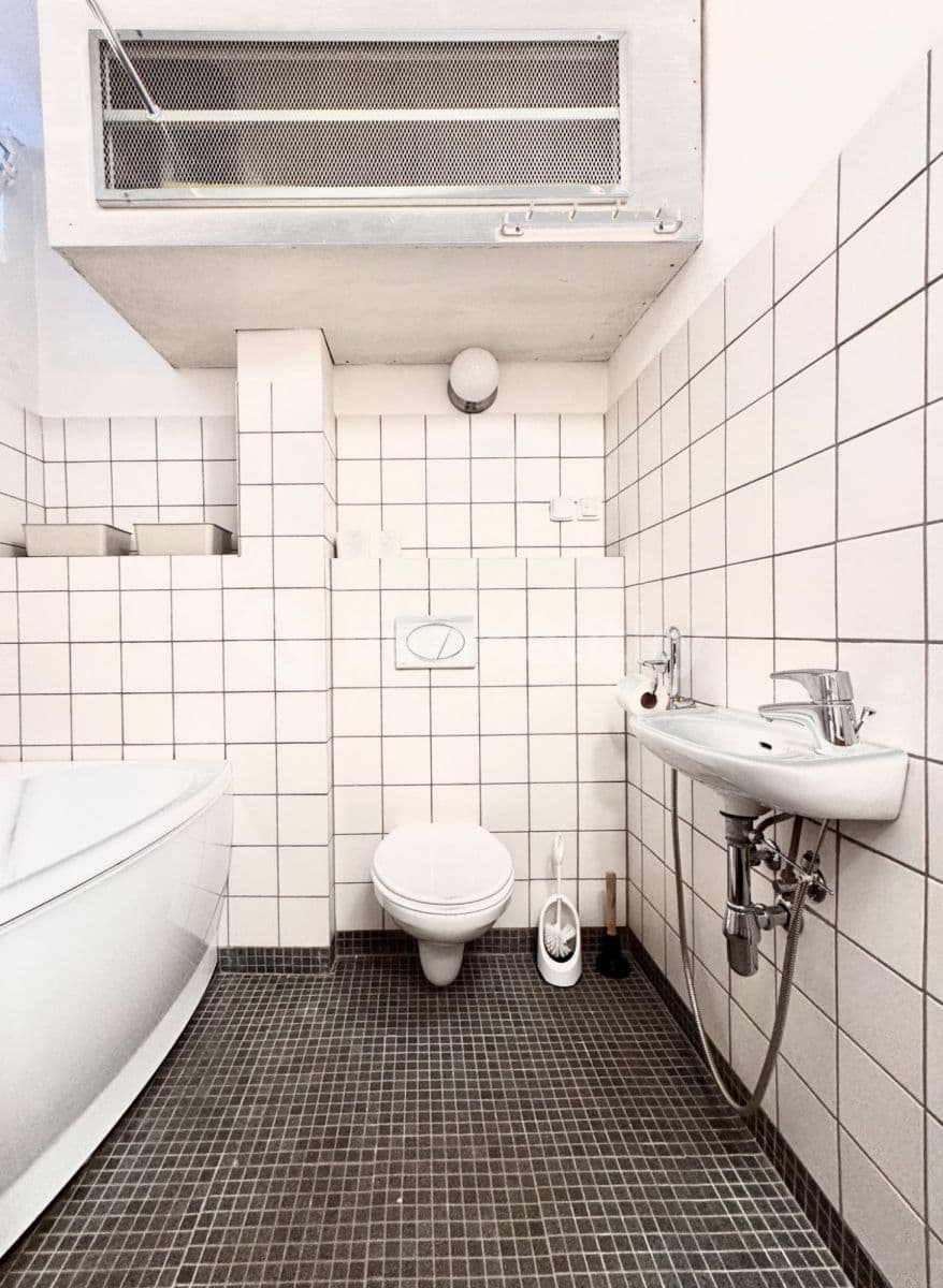 Pronájem bytu  35 m², Na Okraji, Praha, Praha