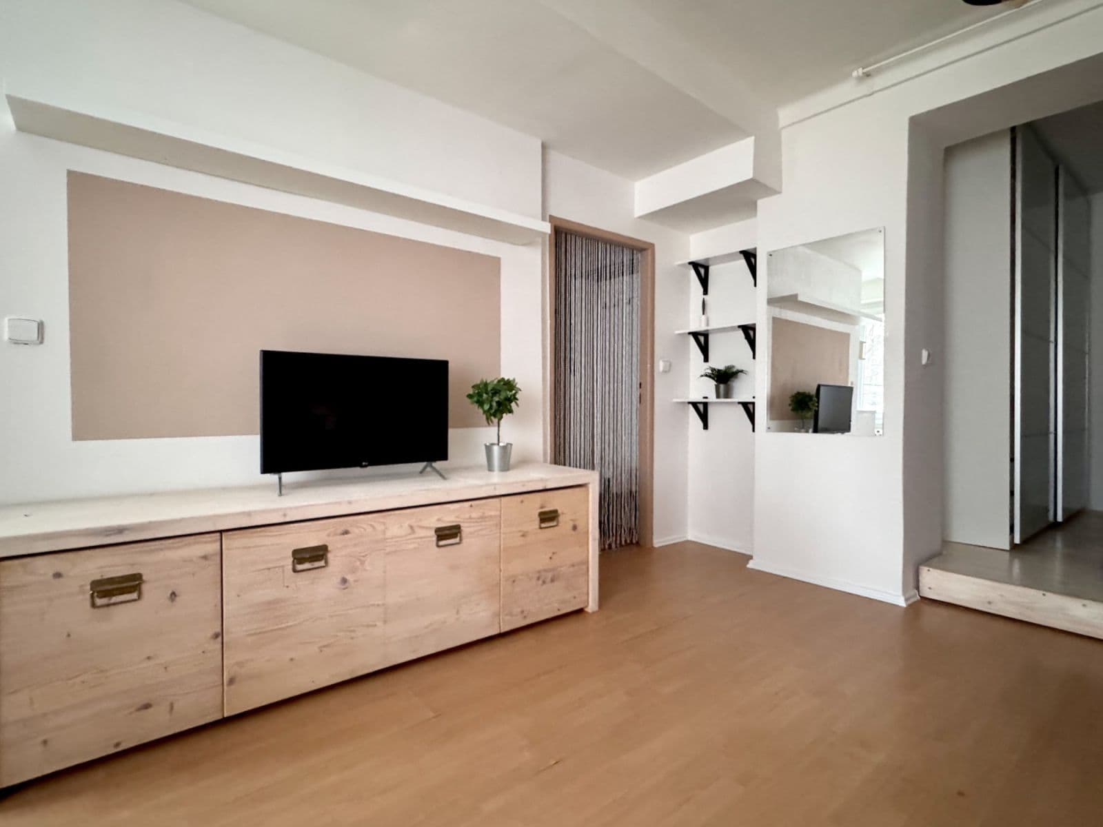 Pronájem bytu  35 m², Na Okraji, Praha, Praha
