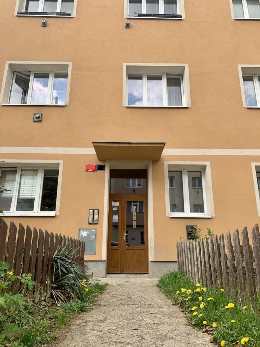 Pronájem bytu  38 m², Počátecká, Praha, Praha
