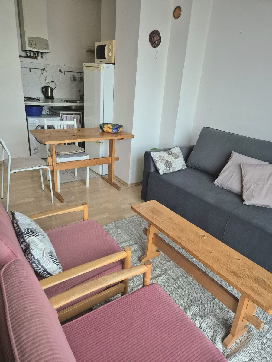 Pronájem bytu  38 m², Počátecká, Praha, Praha