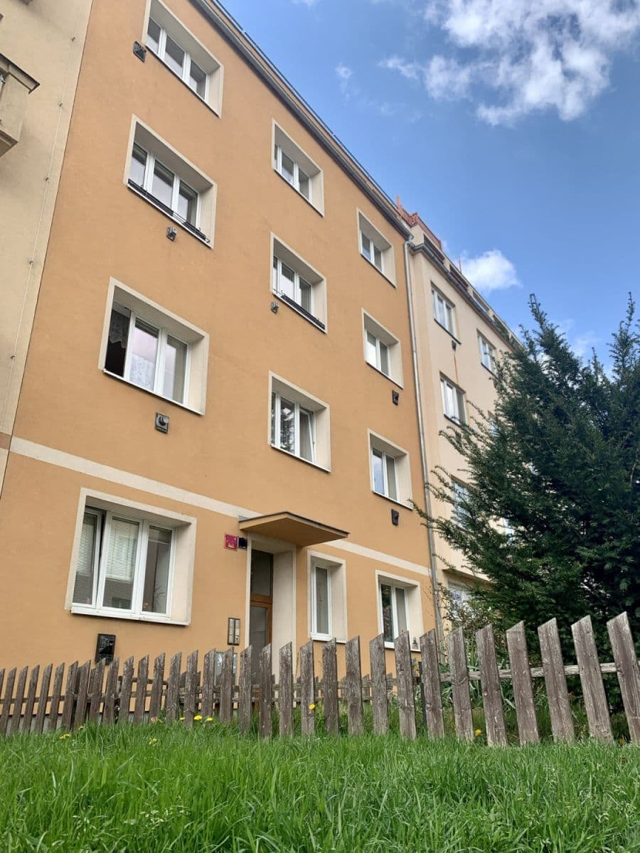 Pronájem bytu  38 m², Počátecká, Praha, Praha