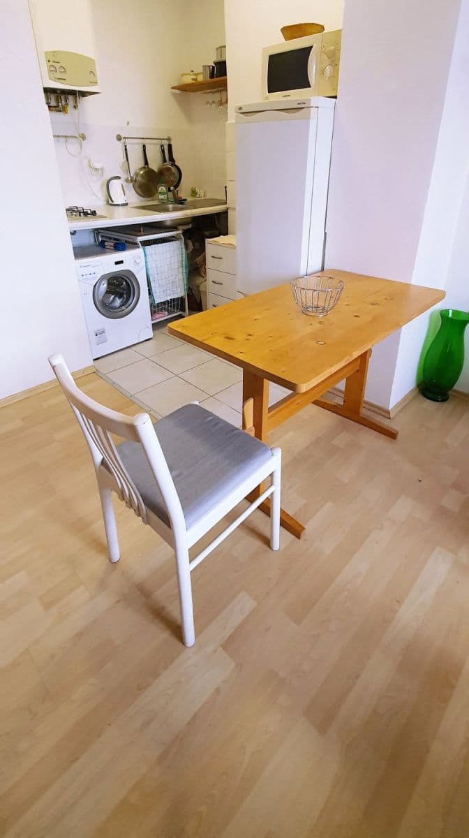 Pronájem bytu  38 m², Počátecká, Praha, Praha