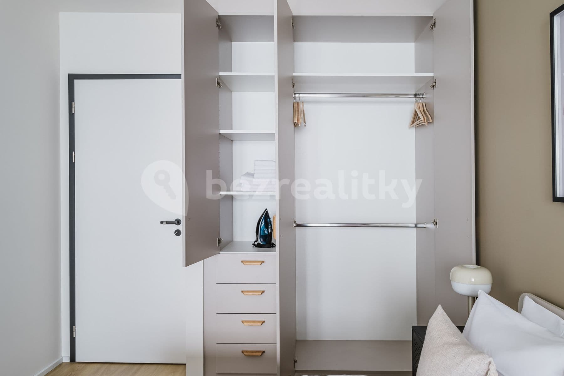 Pronájem bytu  54 m², Vrbenského, Praha, Praha