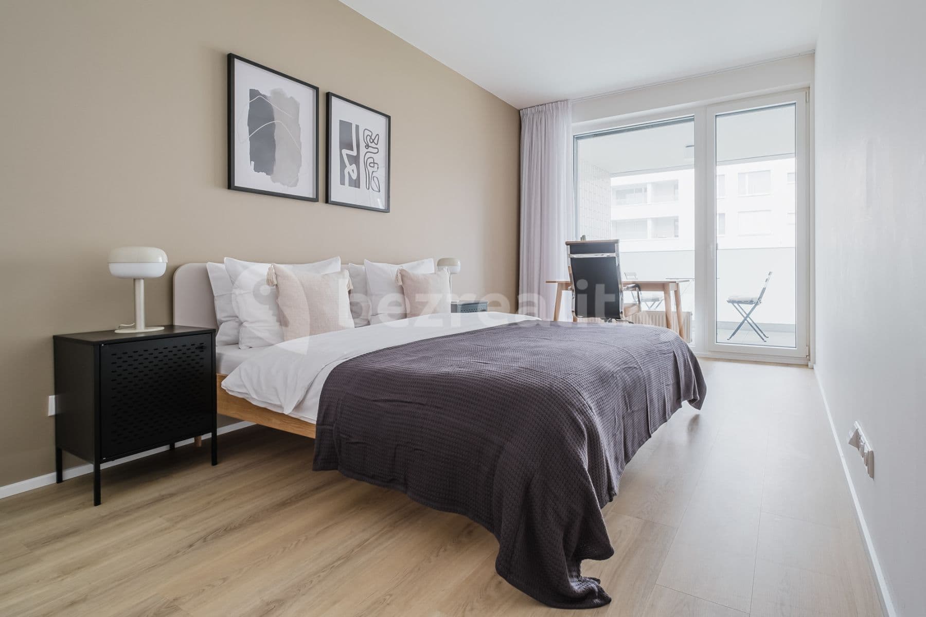 Pronájem bytu  54 m², Vrbenského, Praha, Praha