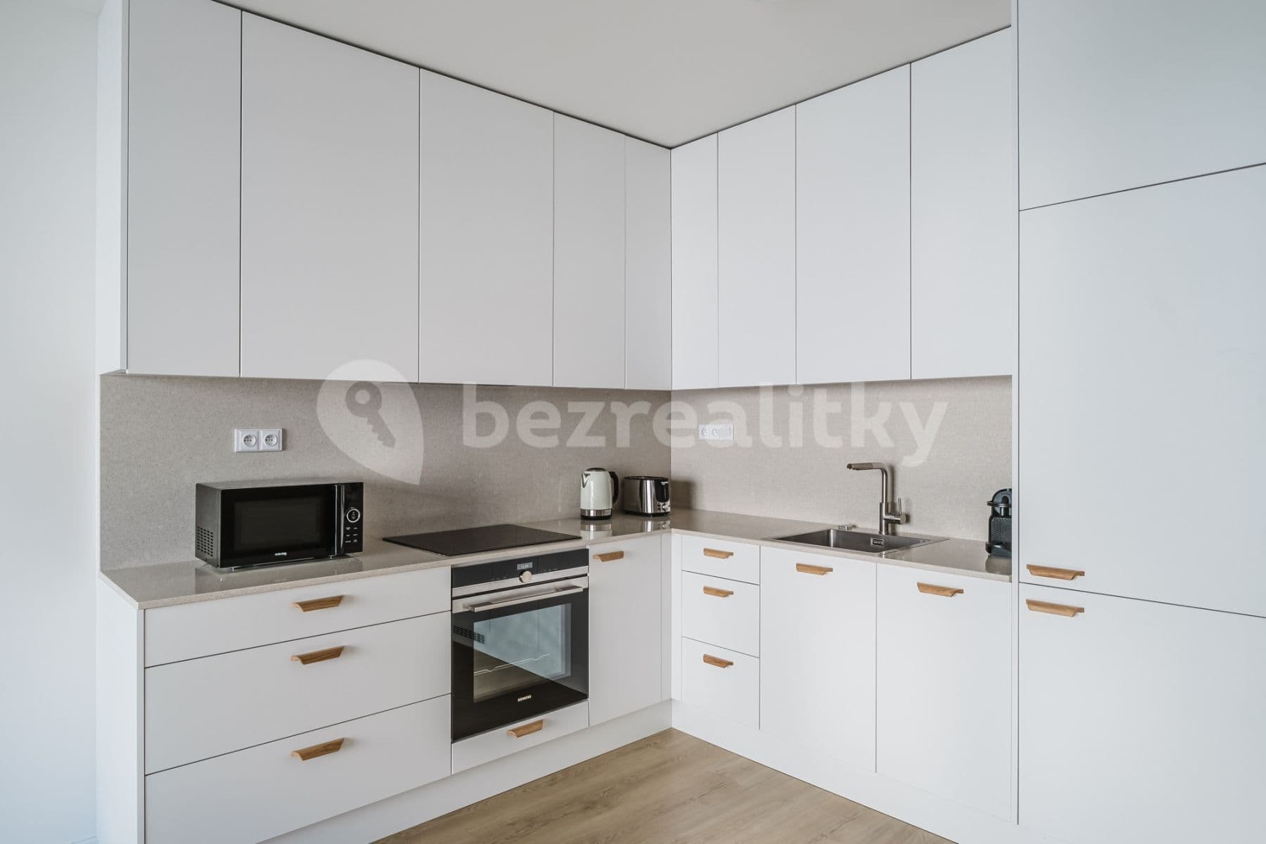 Pronájem bytu  54 m², Vrbenského, Praha, Praha