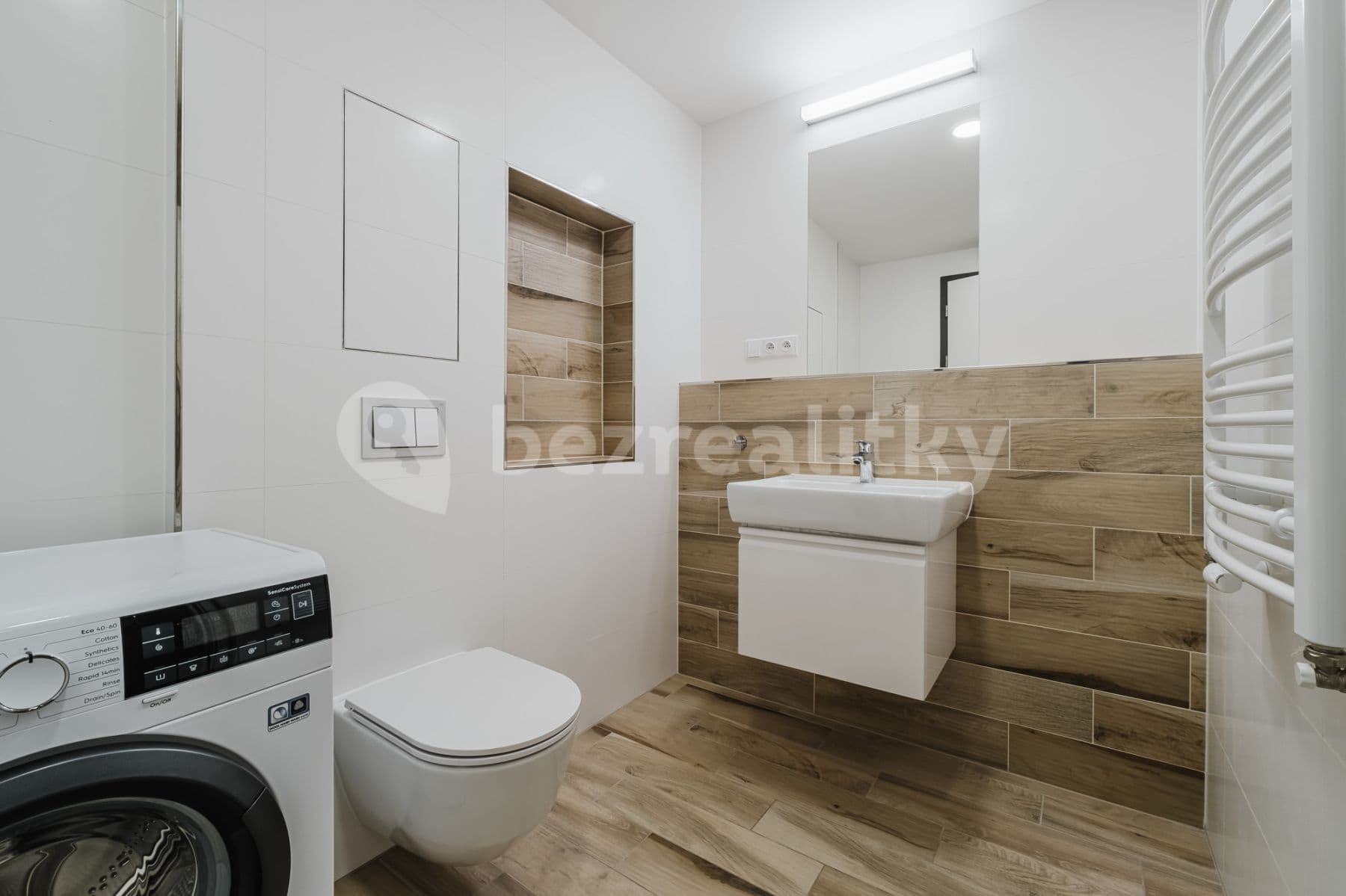 Pronájem bytu  54 m², Vrbenského, Praha, Praha