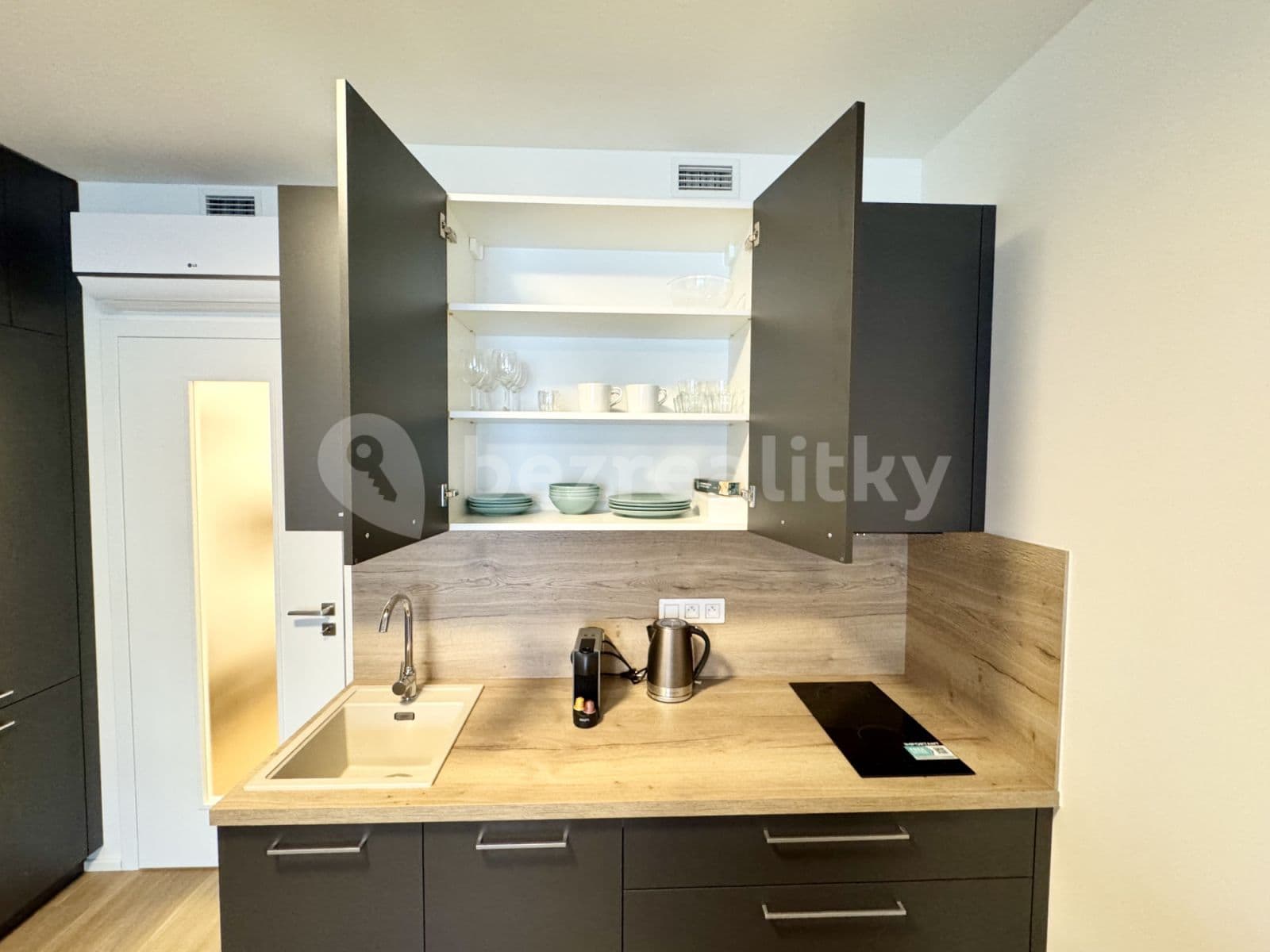 Pronájem bytu  36 m², Tetauerova, Praha, Praha