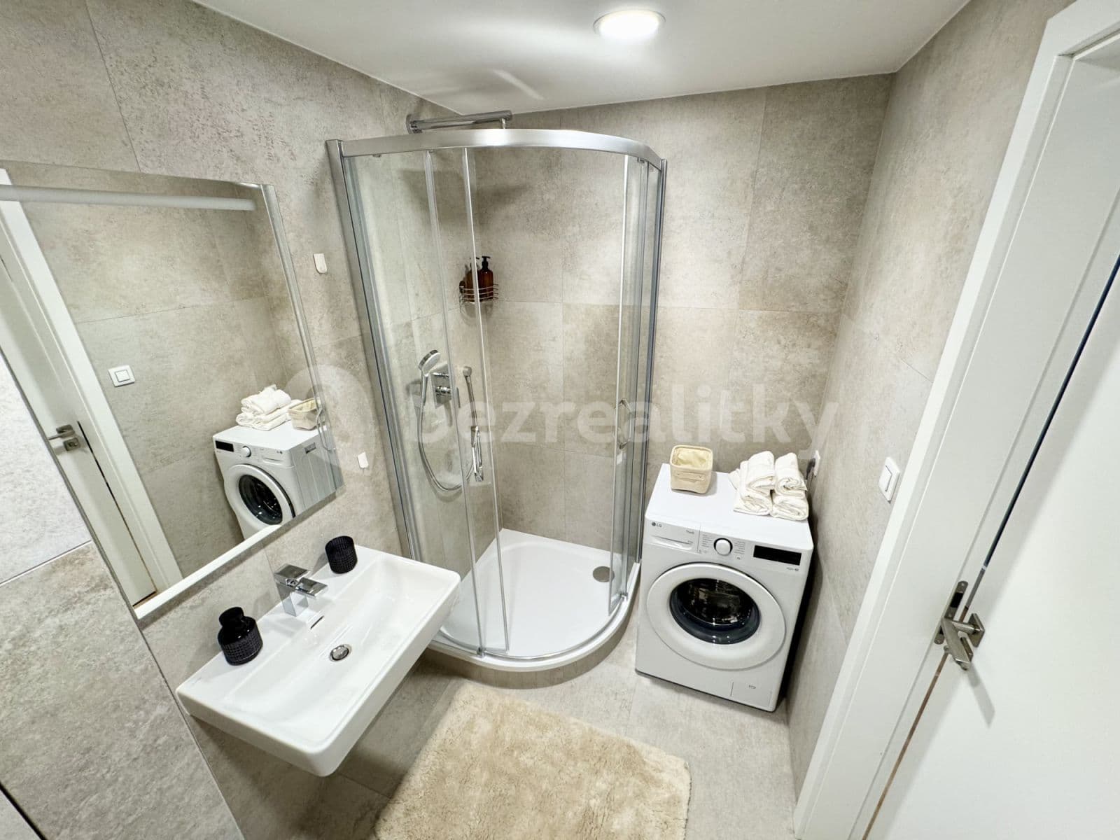 Pronájem bytu  36 m², Tetauerova, Praha, Praha