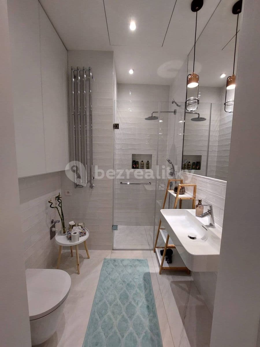Pronájem bytu  40 m², Dlážděná, Praha, Praha