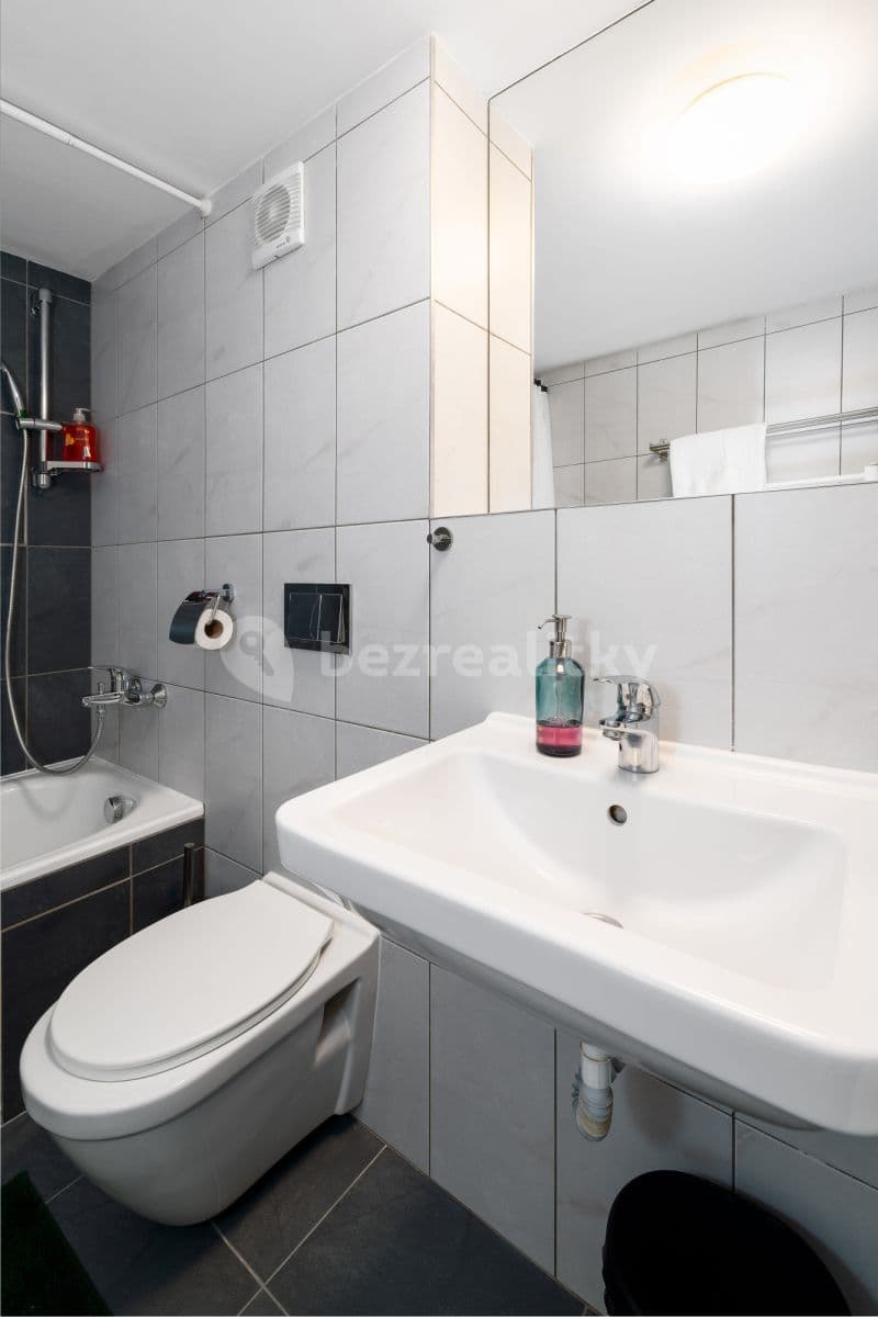 Pronájem bytu  70 m², Křižíkova, Praha, Praha