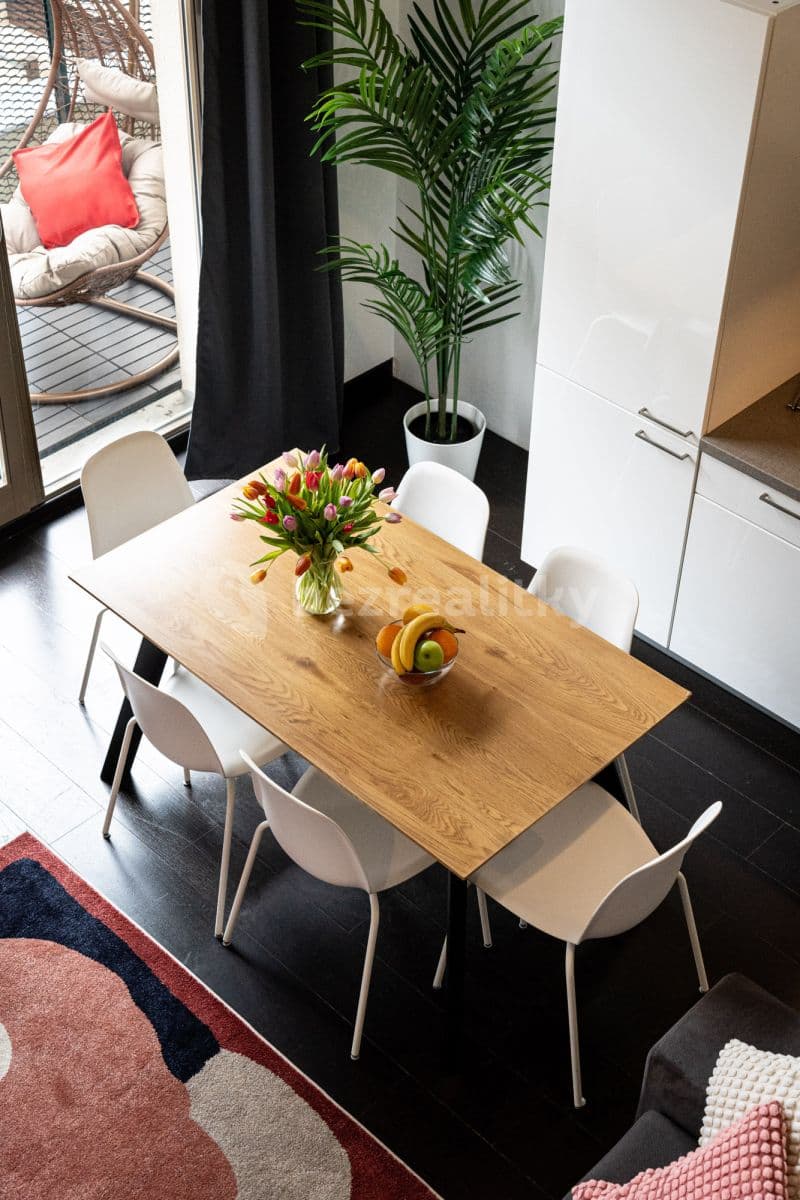 Pronájem bytu  70 m², Křižíkova, Praha, Praha