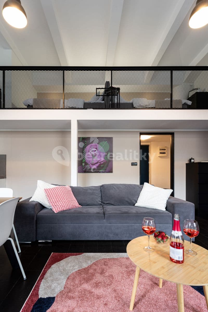 Pronájem bytu  70 m², Křižíkova, Praha, Praha