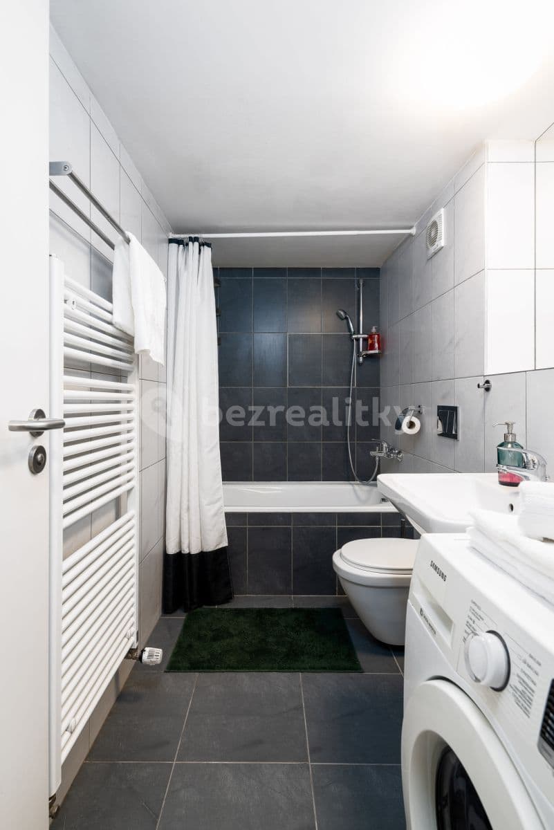 Pronájem bytu  70 m², Křižíkova, Praha, Praha