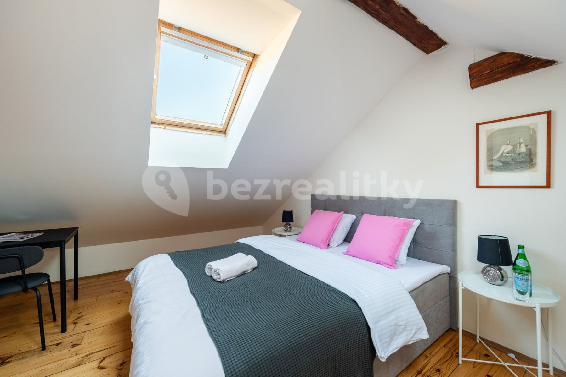 Pronájem bytu  80 m², Pštrossova, Praha, Praha