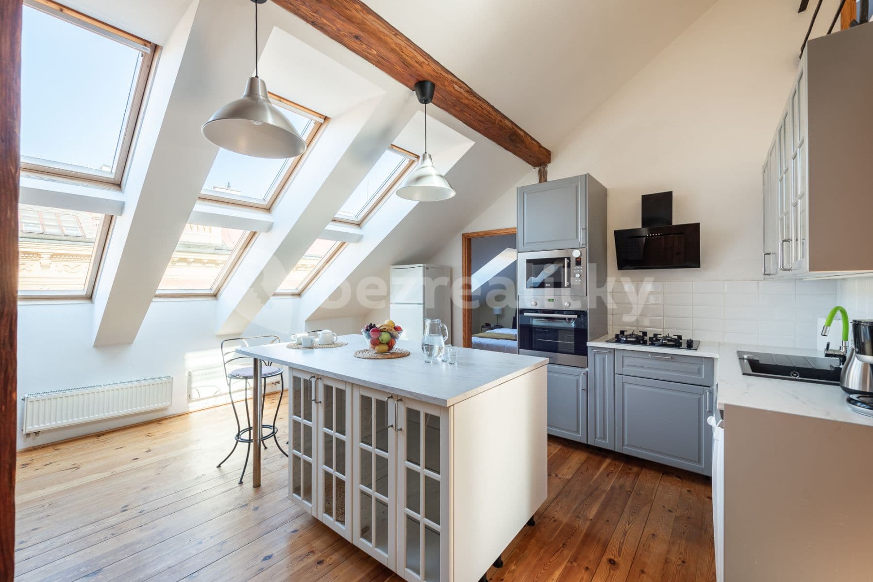 Pronájem bytu  80 m², Pštrossova, Praha, Praha