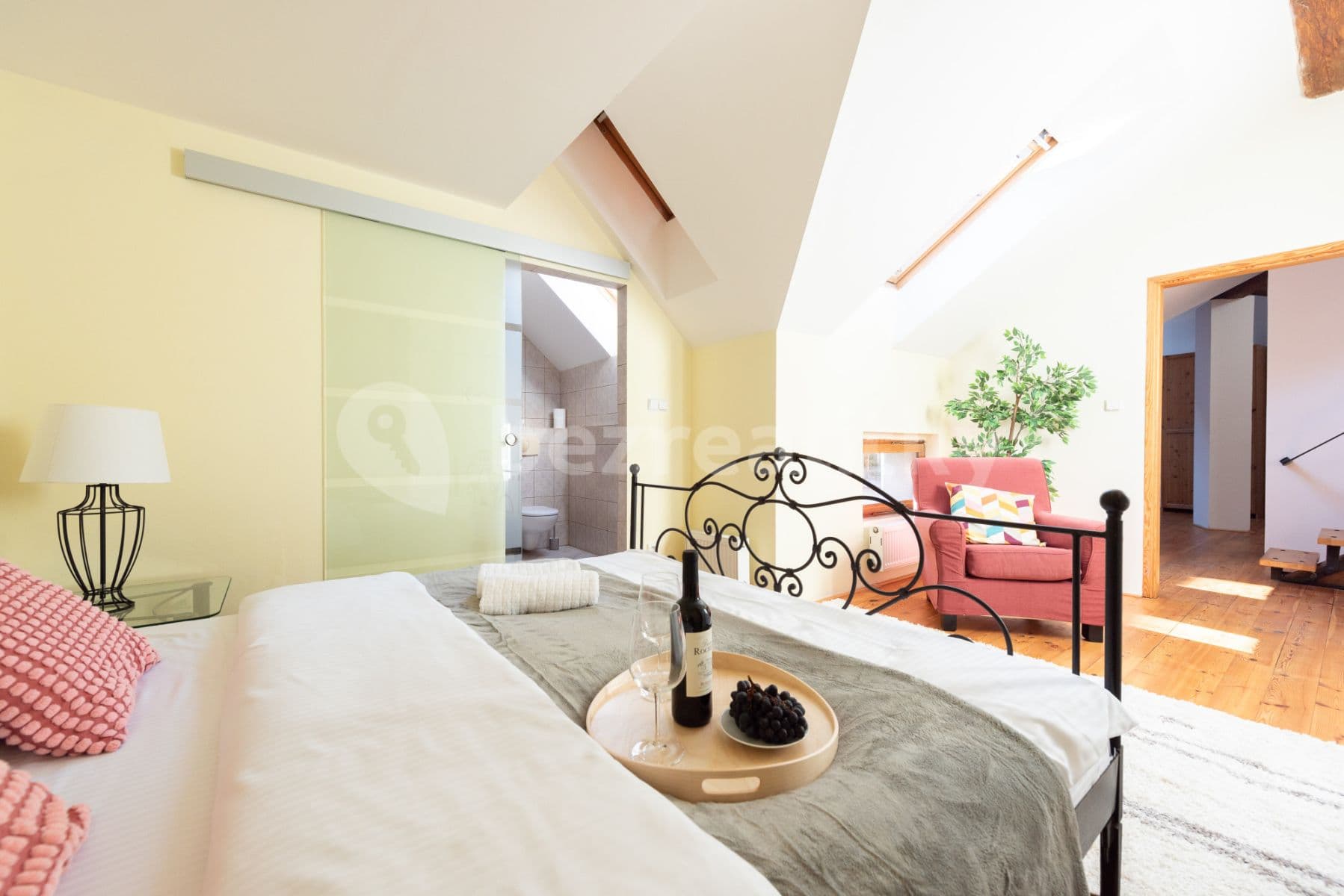 Pronájem bytu  80 m², Pštrossova, Praha, Praha