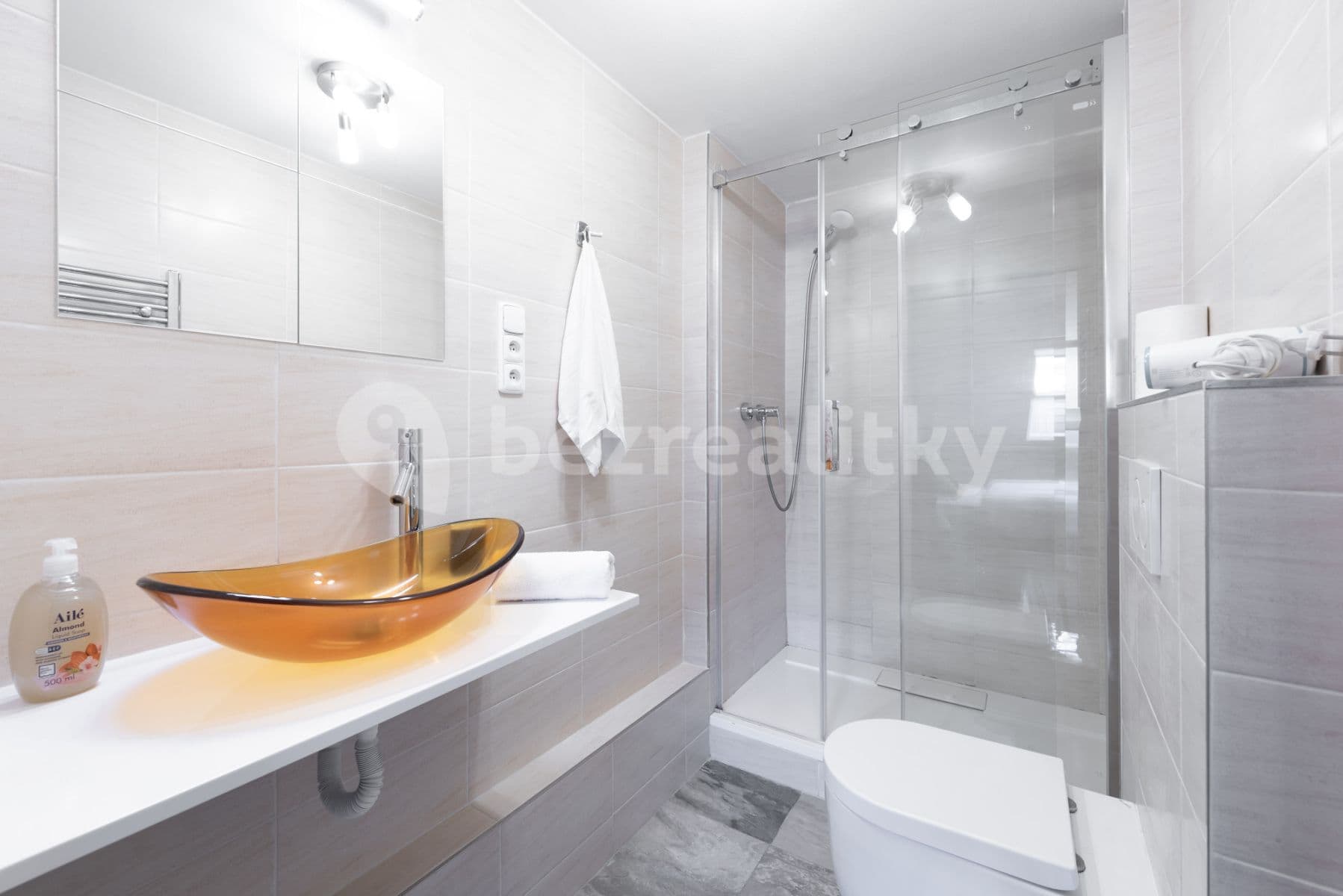 Pronájem bytu  80 m², Pštrossova, Praha, Praha