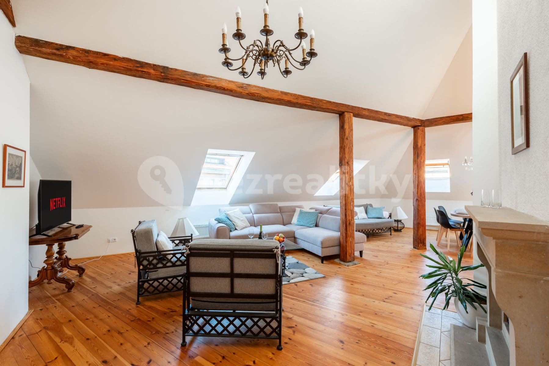 Pronájem bytu  80 m², Pštrossova, Praha, Praha