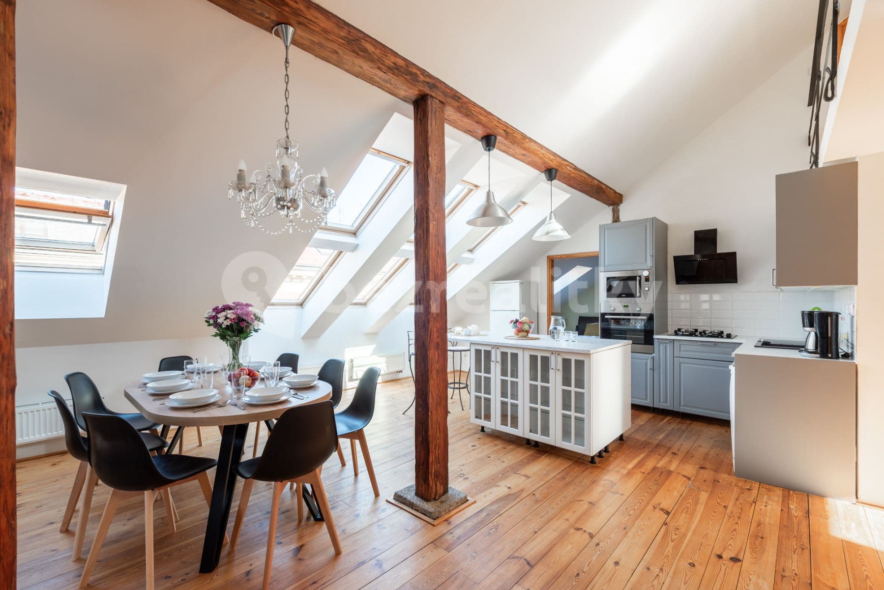 Pronájem bytu  80 m², Pštrossova, Praha, Praha