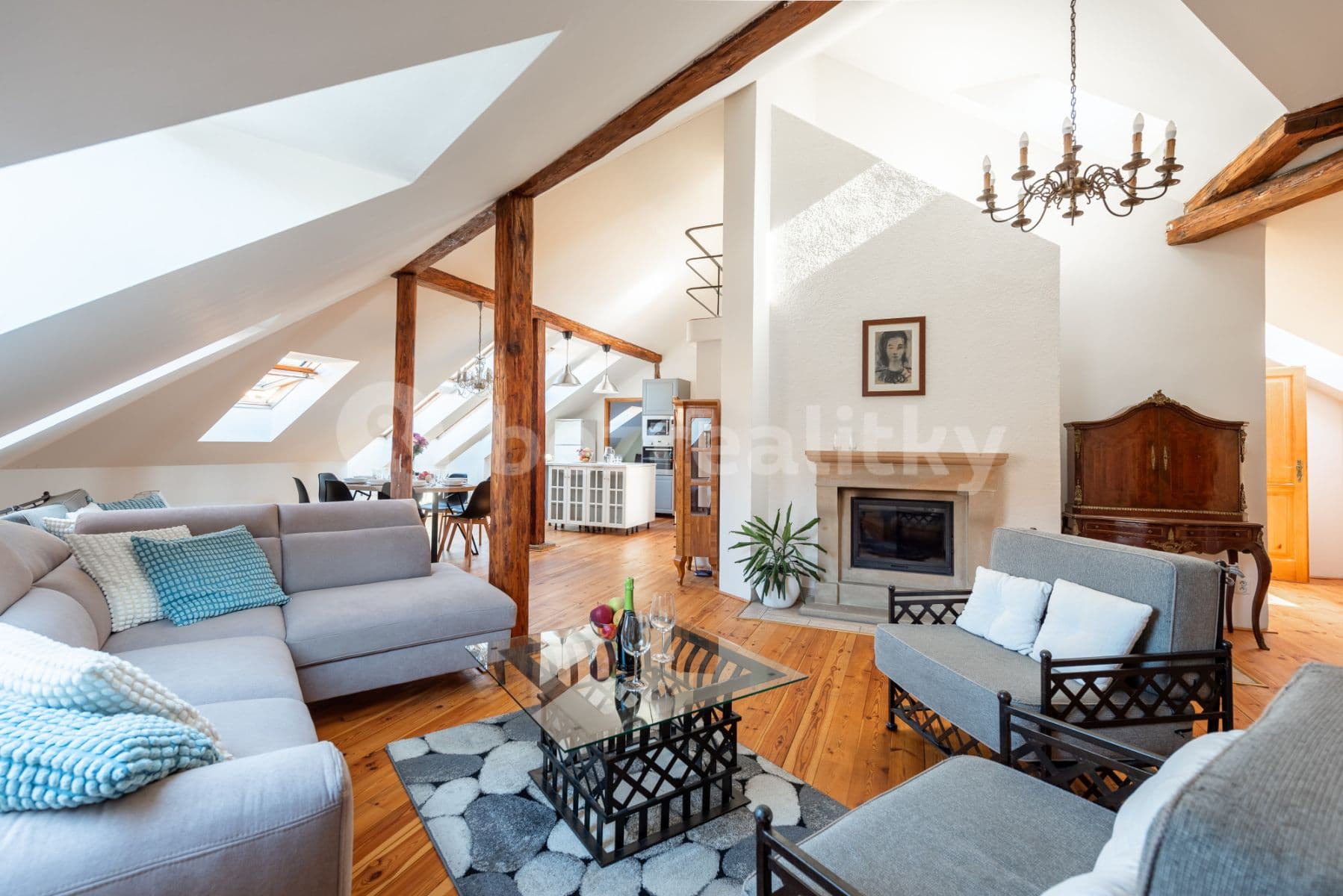 Pronájem bytu  80 m², Pštrossova, Praha, Praha