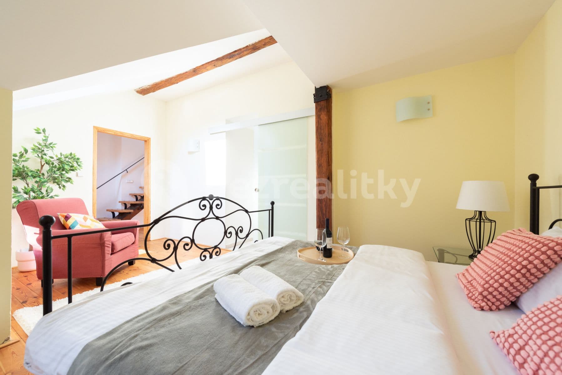 Pronájem bytu  80 m², Pštrossova, Praha, Praha