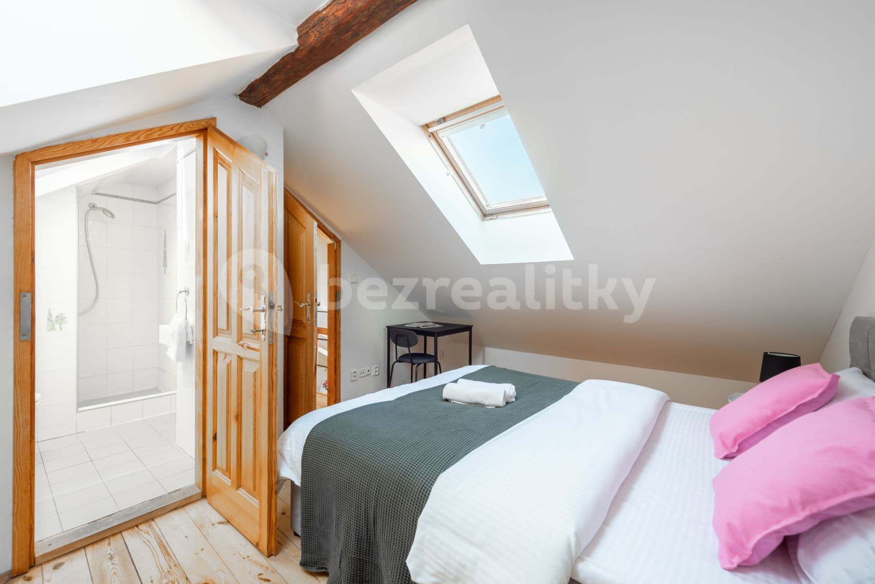 Pronájem bytu  80 m², Pštrossova, Praha, Praha