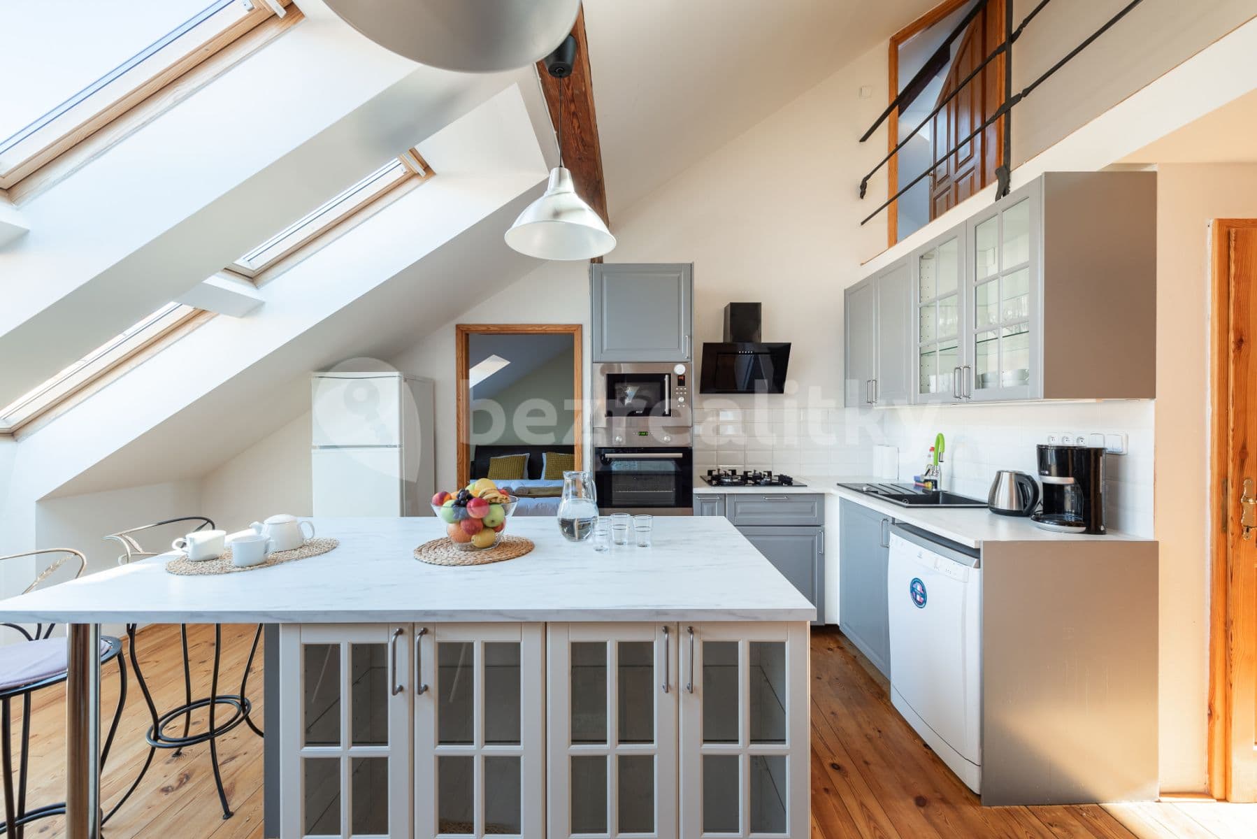 Pronájem bytu  80 m², Pštrossova, Praha, Praha
