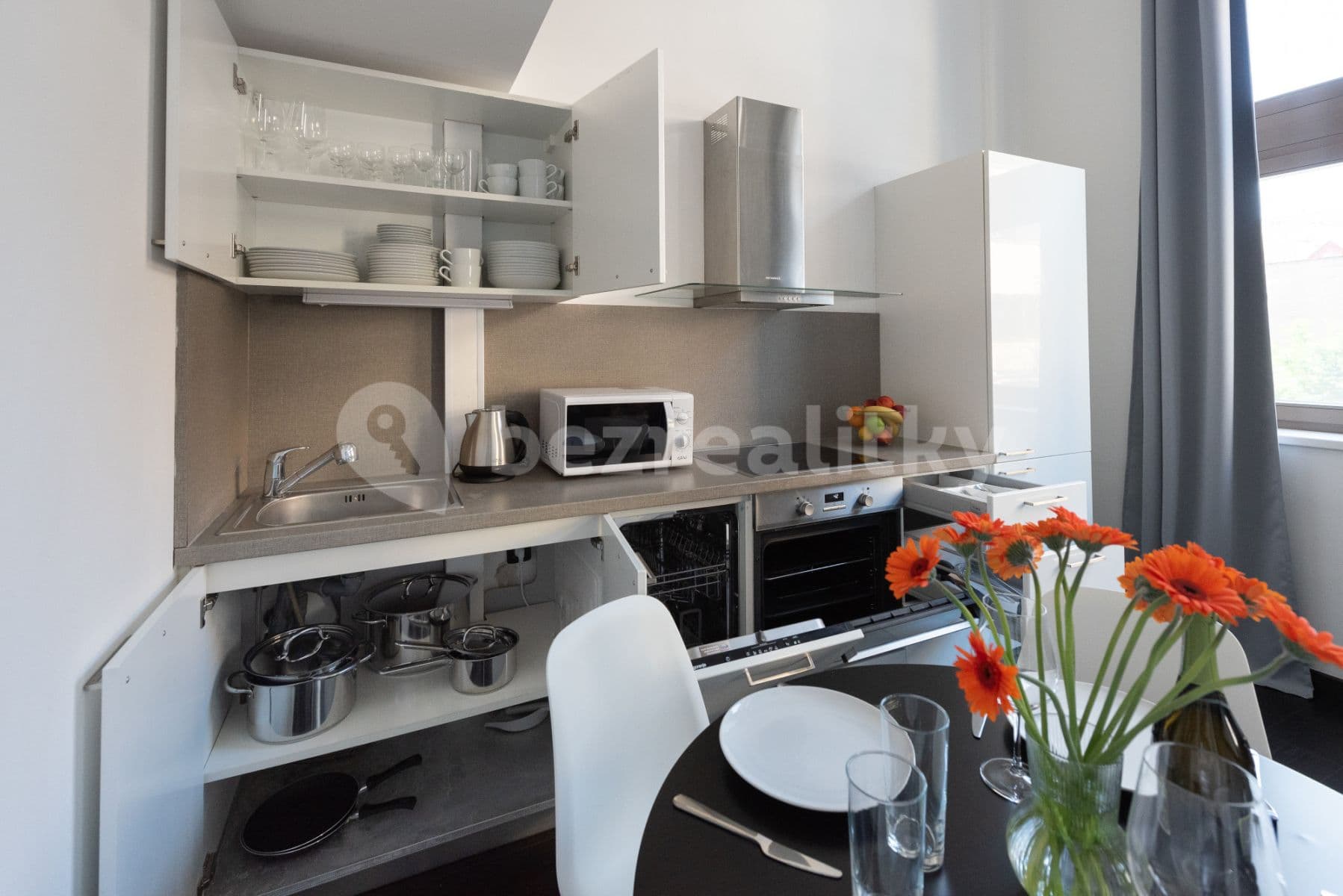 Pronájem bytu  65 m², Křižíkova, Praha, Praha
