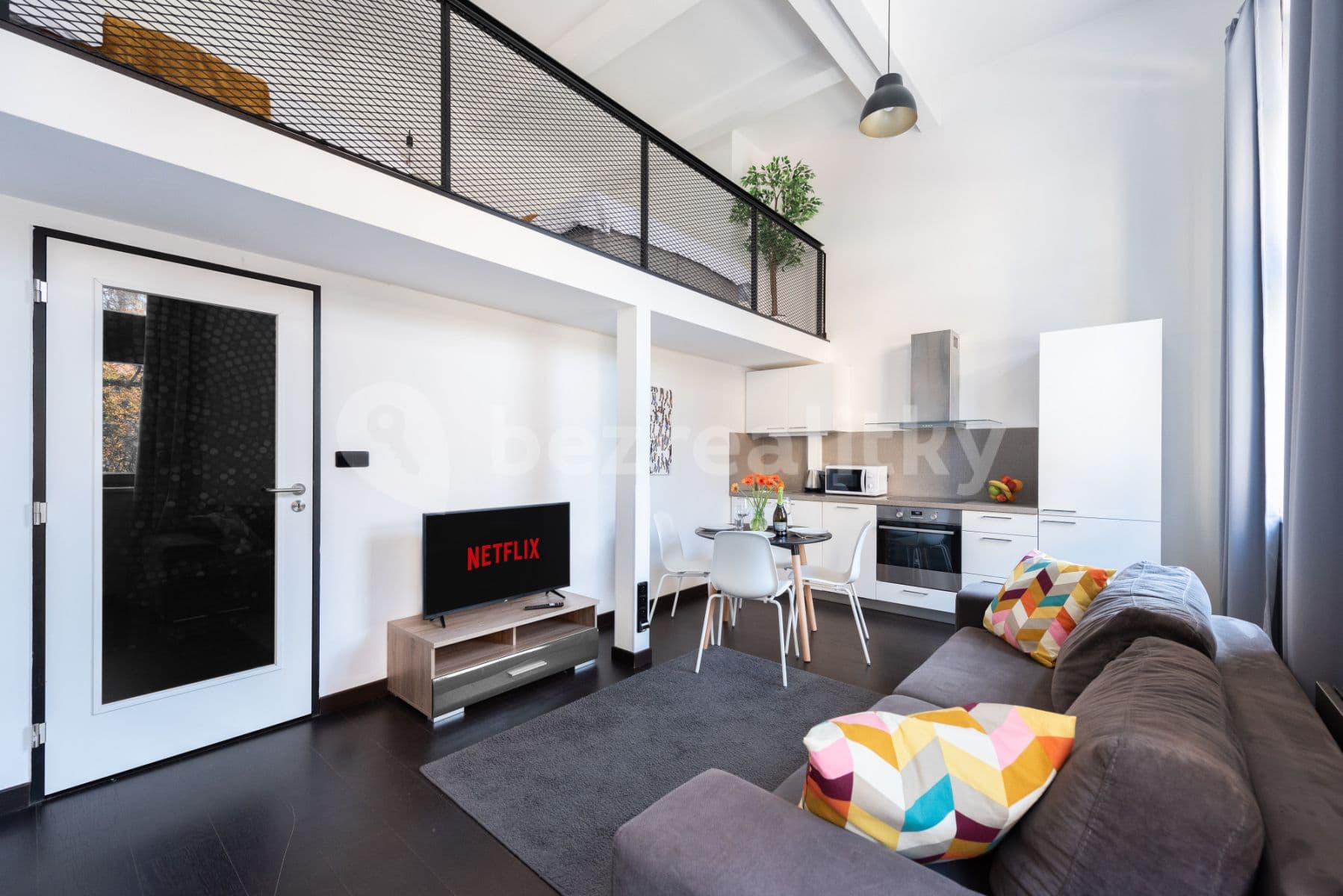 Pronájem bytu  65 m², Křižíkova, Praha, Praha