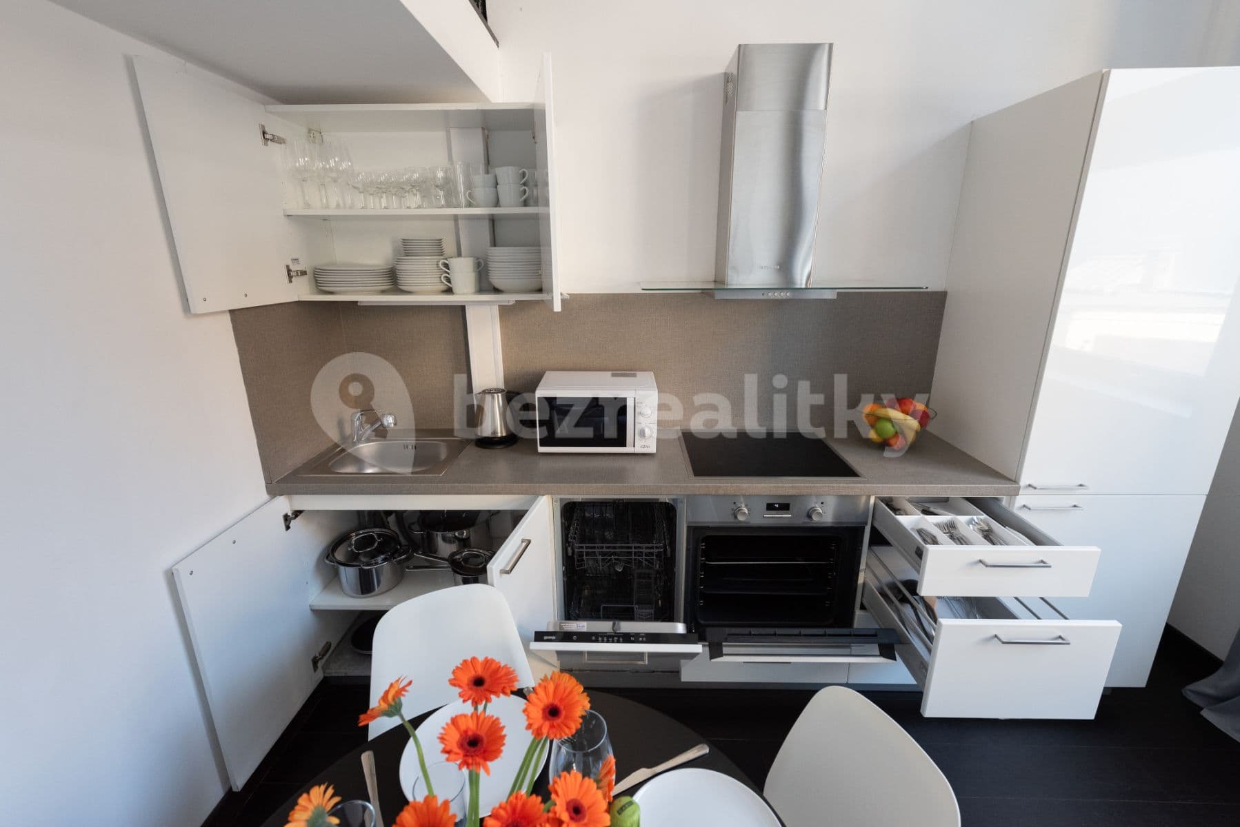 Pronájem bytu  65 m², Křižíkova, Praha, Praha