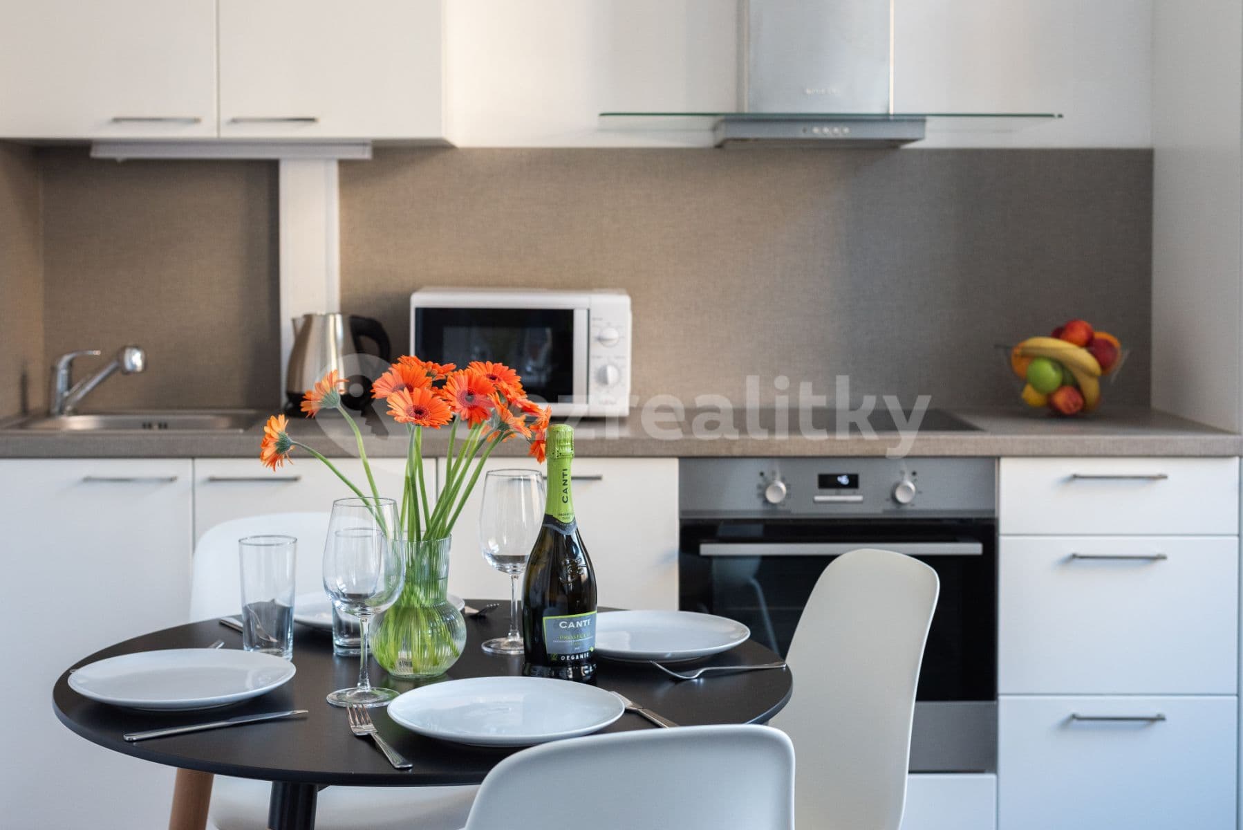 Pronájem bytu  65 m², Křižíkova, Praha, Praha