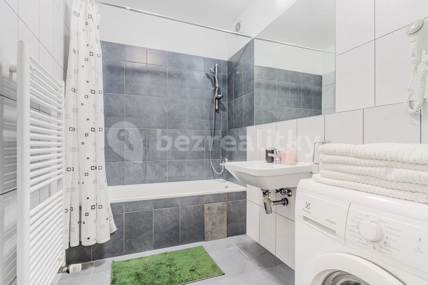Pronájem bytu  95 m², Křižíkova, Praha, Praha