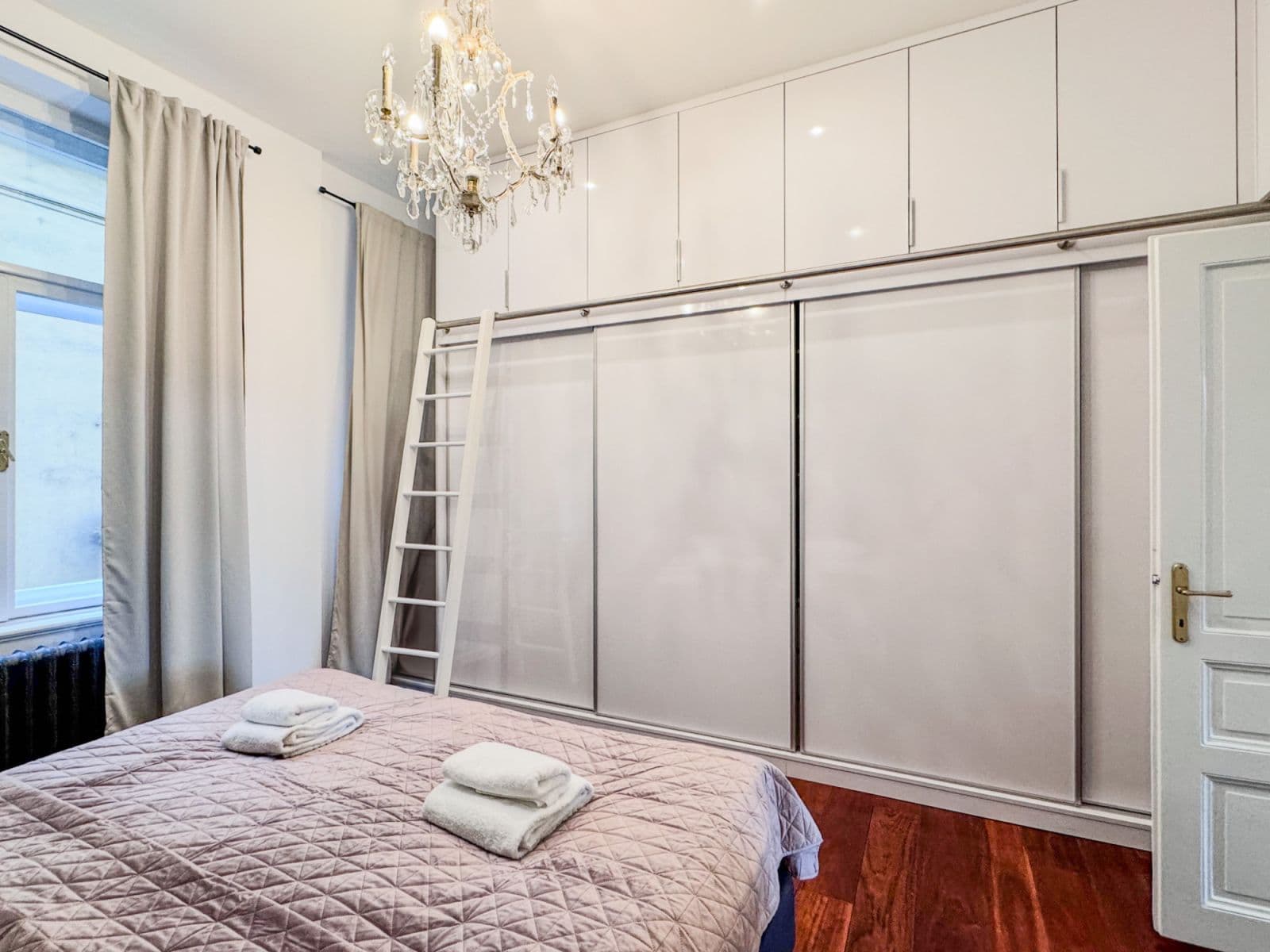 Pronájem bytu  80 m², Masarykovo nábřeží, Praha, Praha