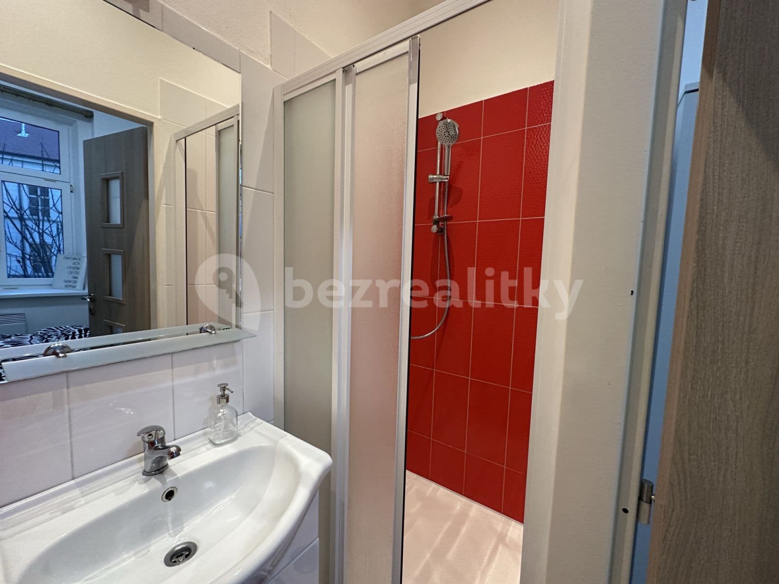 Pronájem bytu 1+kk 35 m², V. Nejedlého, Praha, Praha