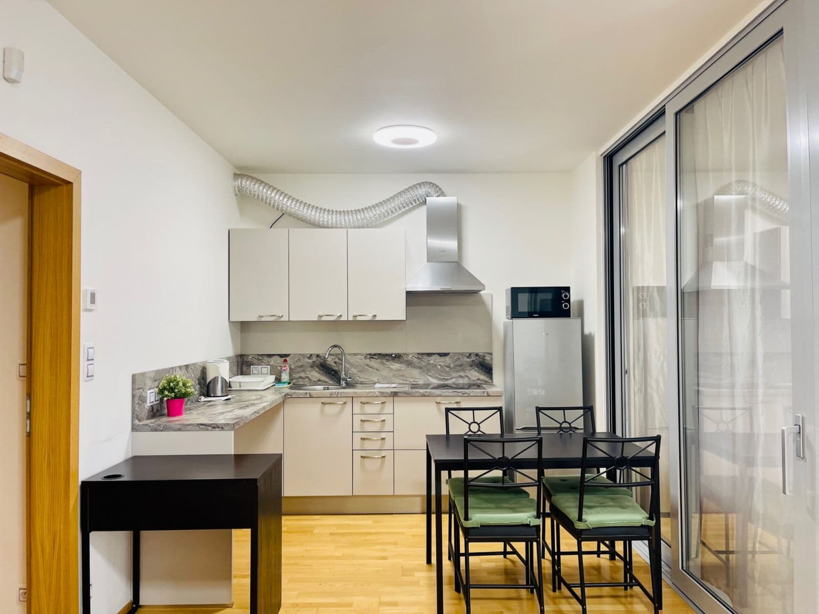 Pronájem bytu  42 m², Olšanská, Praha, Praha