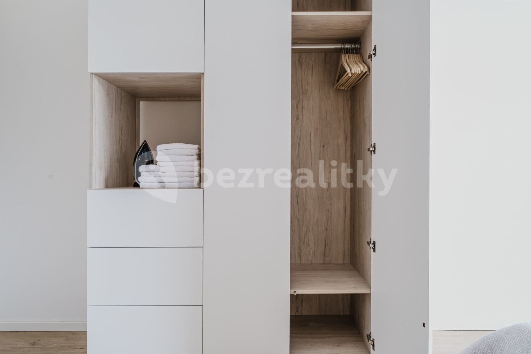 Pronájem bytu  54 m², Chodská, Praha, Praha