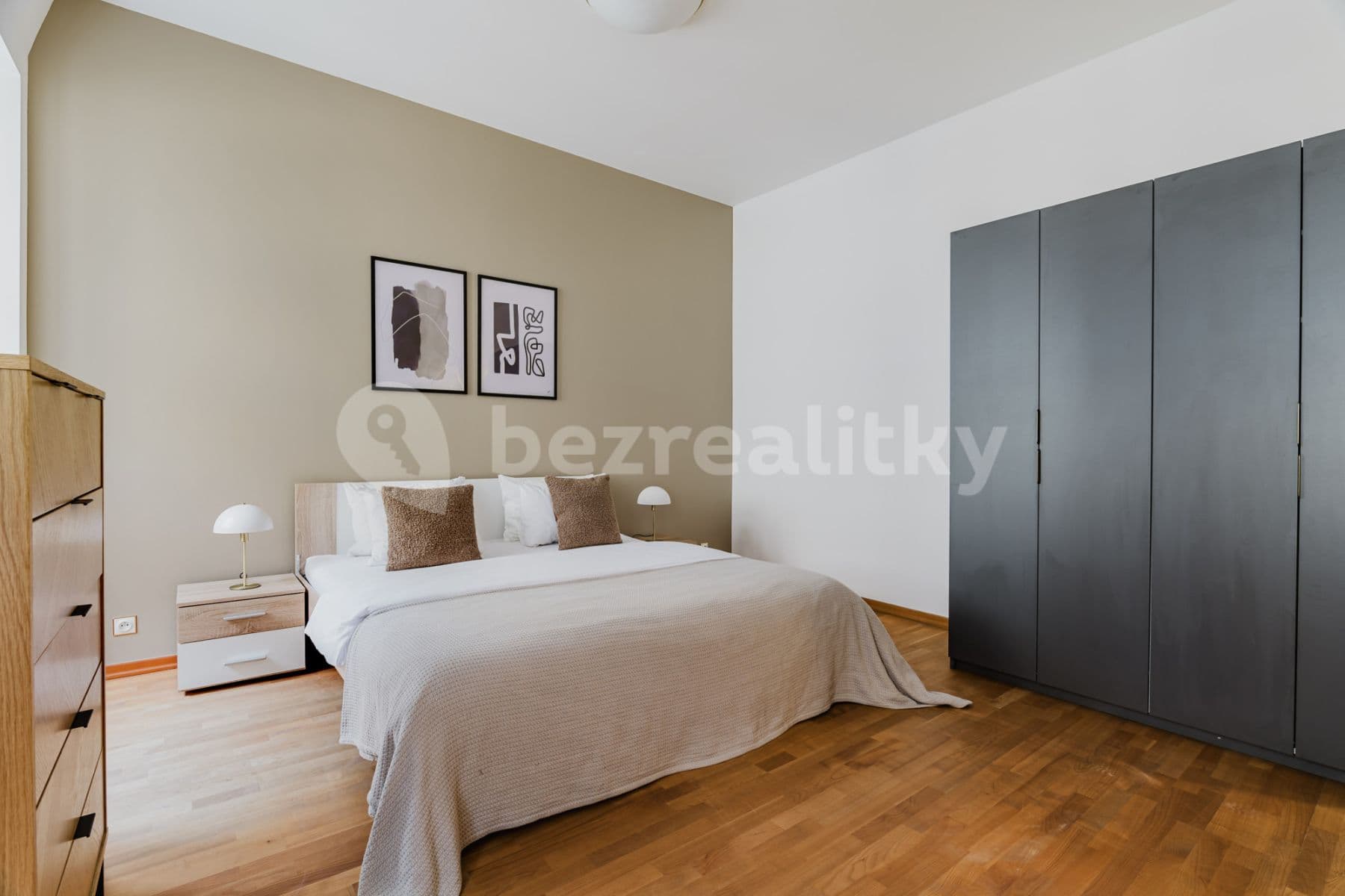 Pronájem bytu  101 m², Dlouhá, Praha, Praha