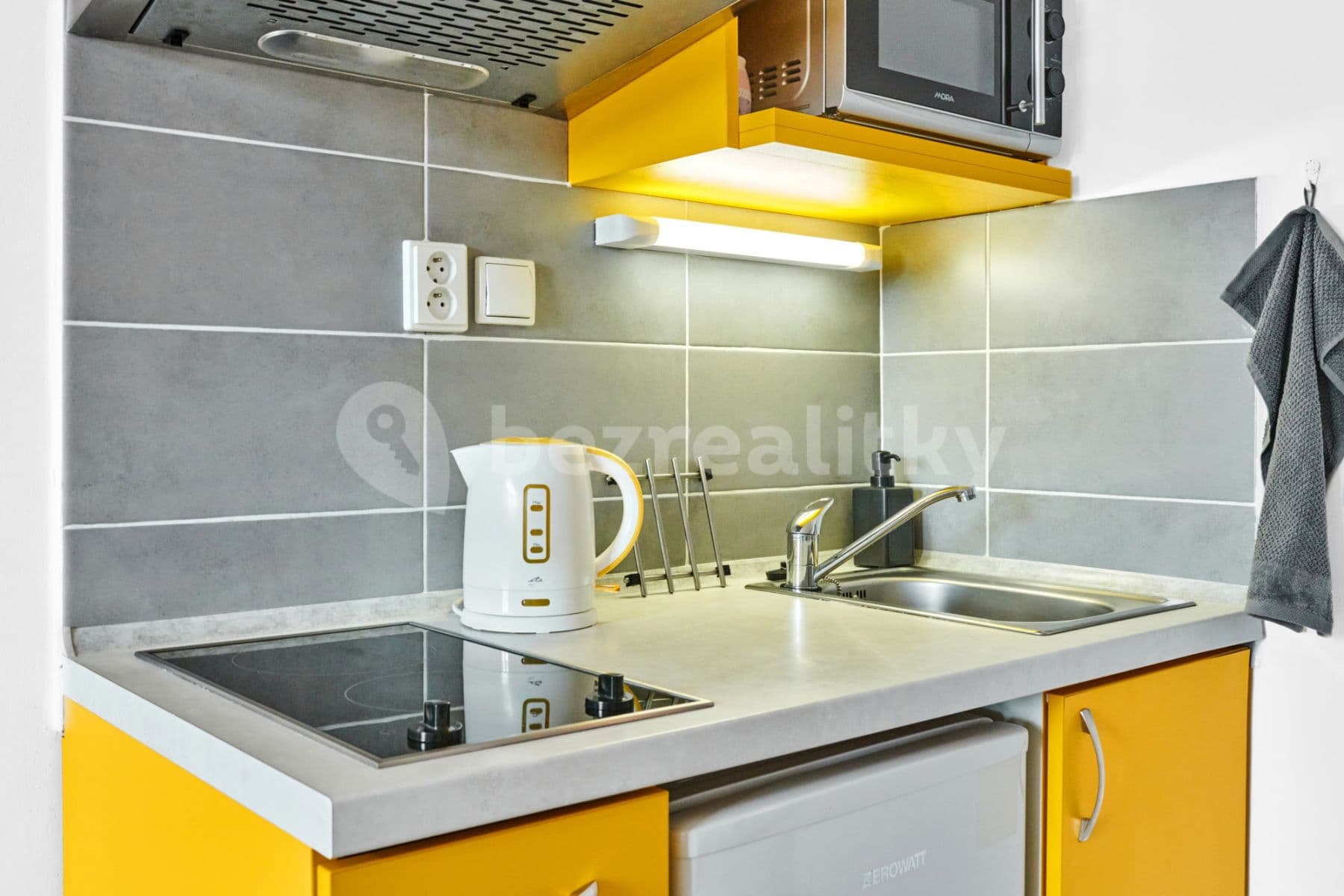 Pronájem bytu  40 m², V. Nejedlého, Praha, Praha