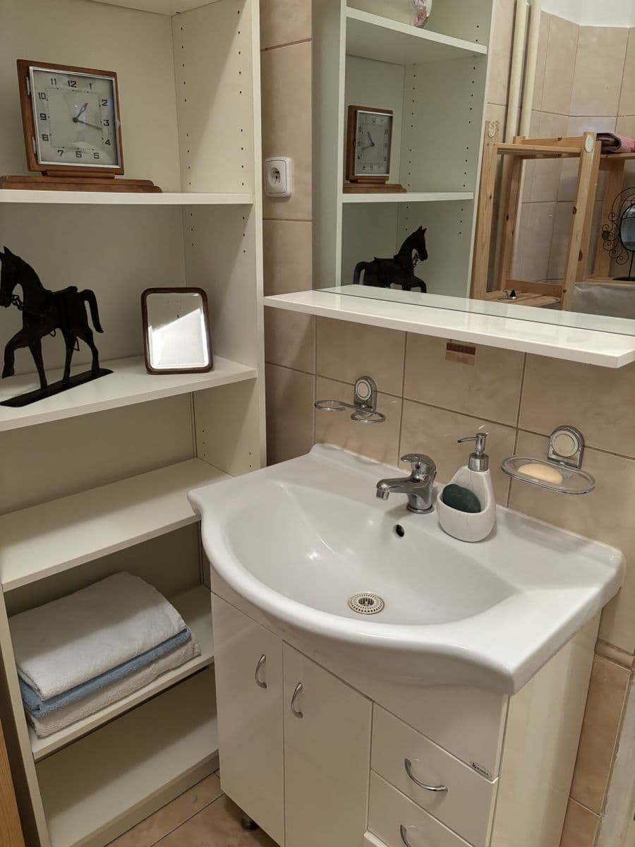 Pronájem bytu  85 m², Pod Štěpem, Praha, Praha