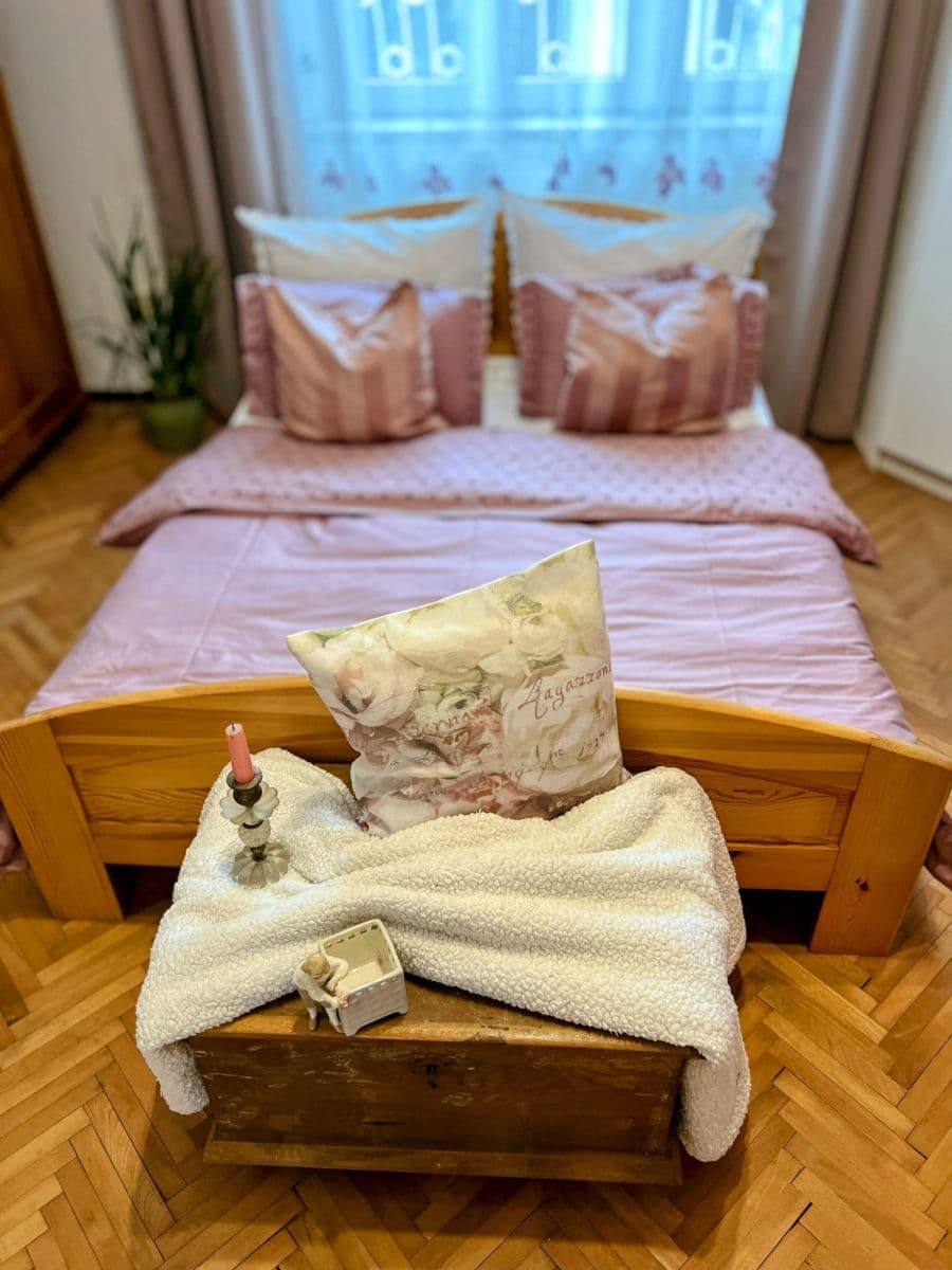 Pronájem bytu  85 m², Pod Štěpem, Praha, Praha
