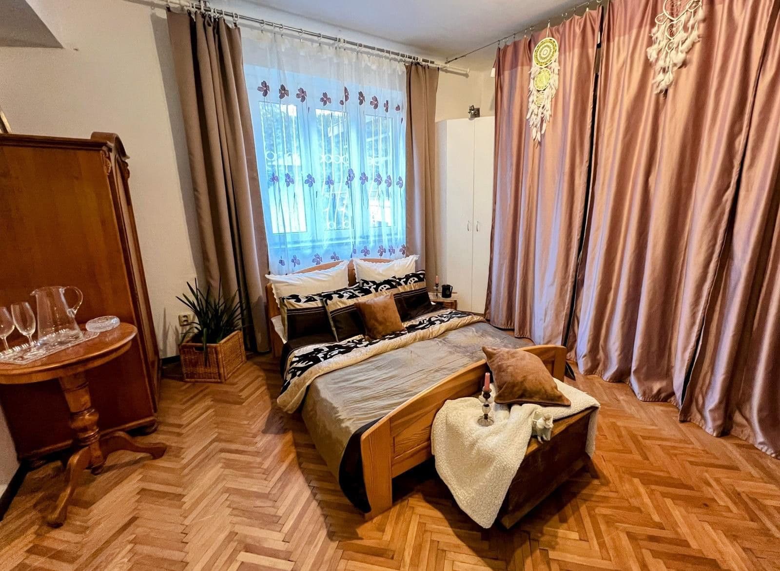 Pronájem bytu  85 m², Pod Štěpem, Praha, Praha