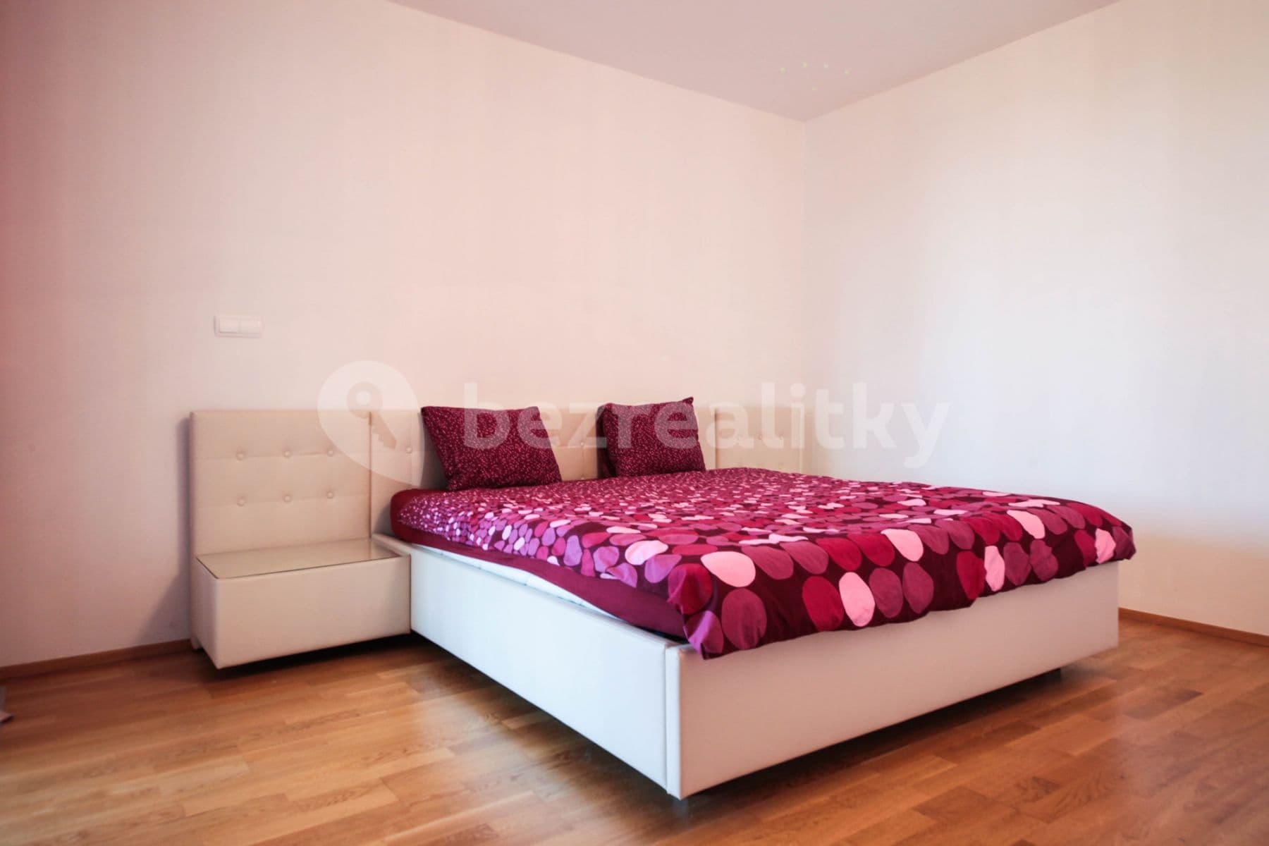 Pronájem bytu  100 m², Ke Kapslovně, Praha, Praha