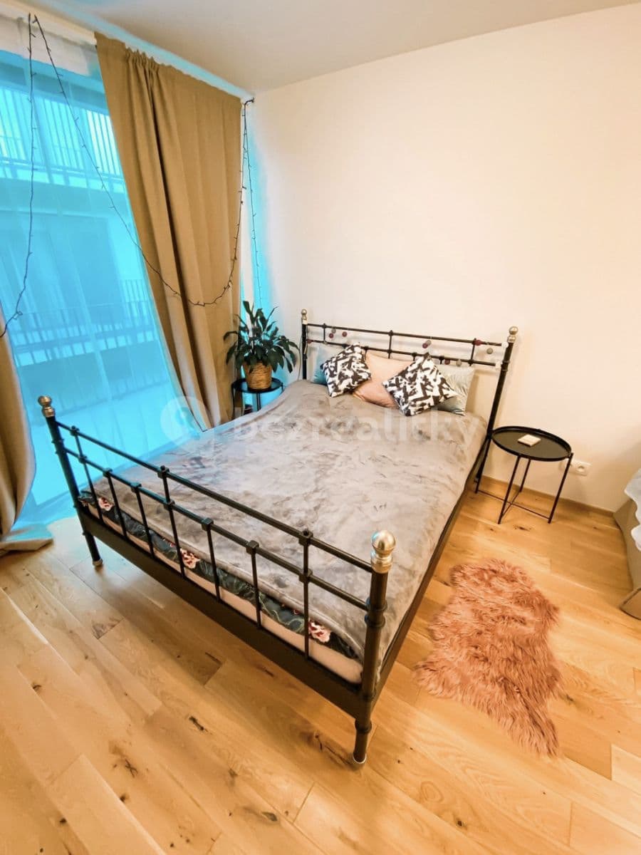 Pronájem bytu 1+1 30 m², Na Valentince, Praha, Praha