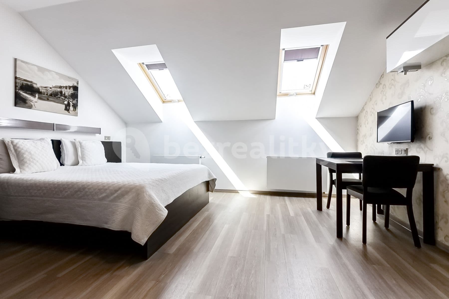Pronájem bytu 1+kk 30 m², Legerova, Praha, Praha