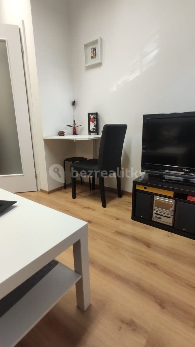 Pronájem bytu  35 m², Dvacátého osmého pluku, Praha, Praha