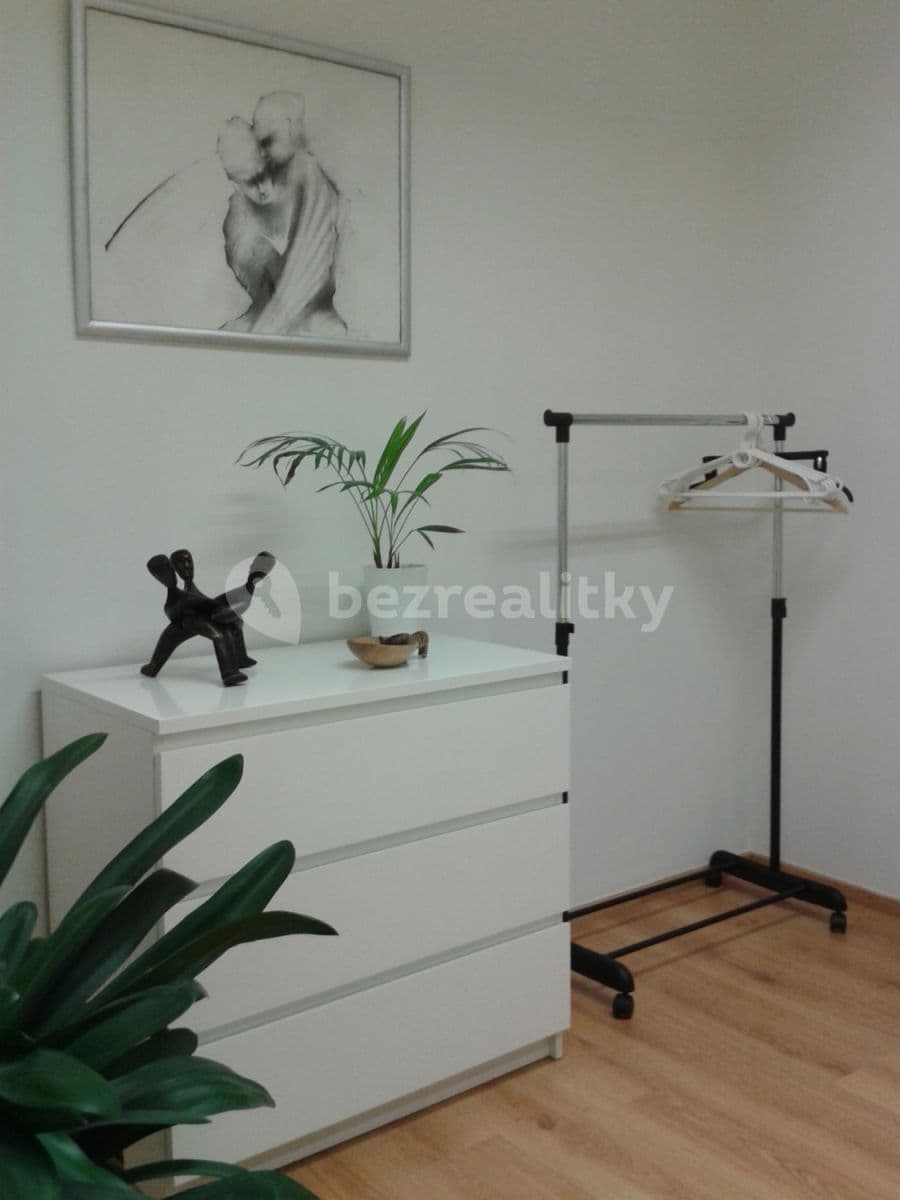 Pronájem bytu 2+1 35 m², Dvacátého osmého pluku, Praha, Praha