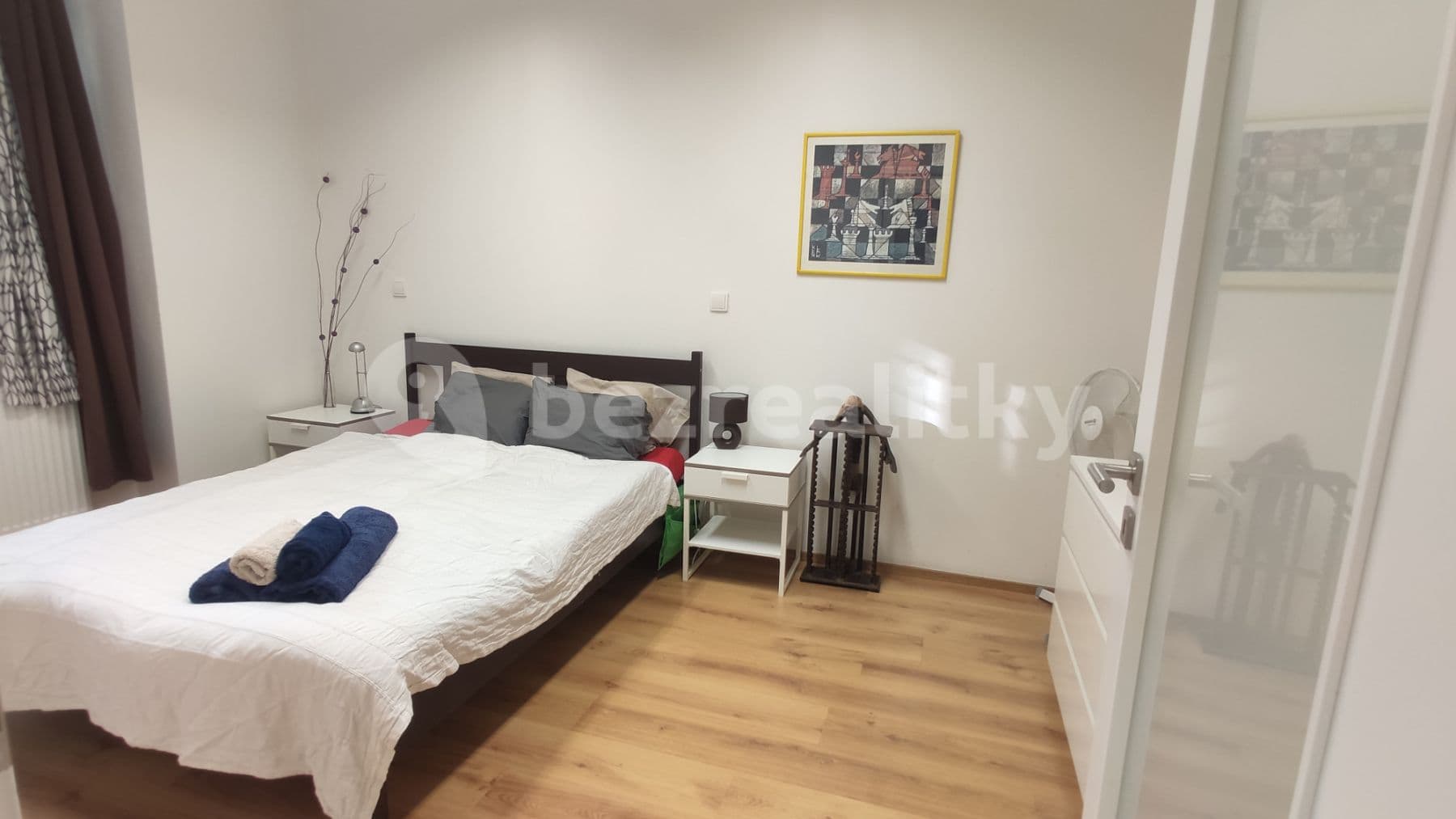 Pronájem bytu  35 m², Dvacátého osmého pluku, Praha, Praha