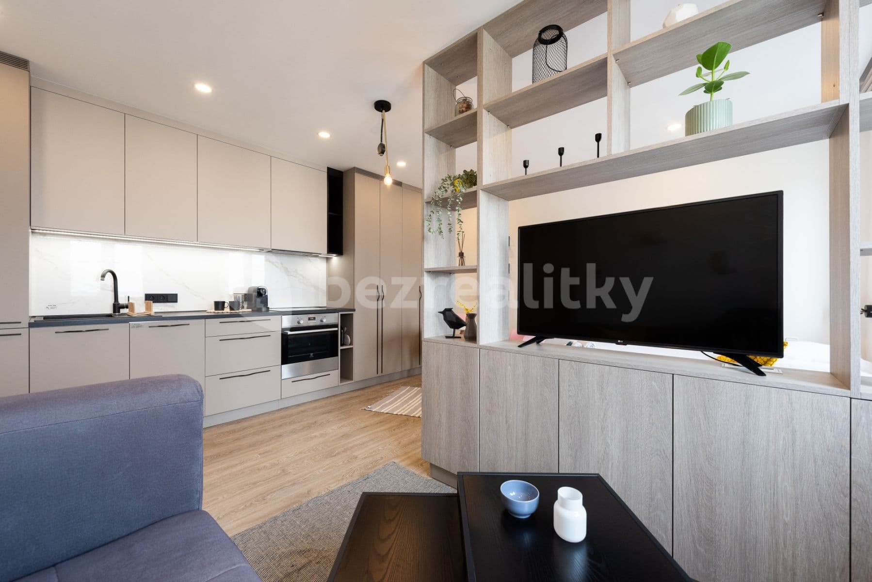 Pronájem bytu  30 m², Moravská, Praha, Praha